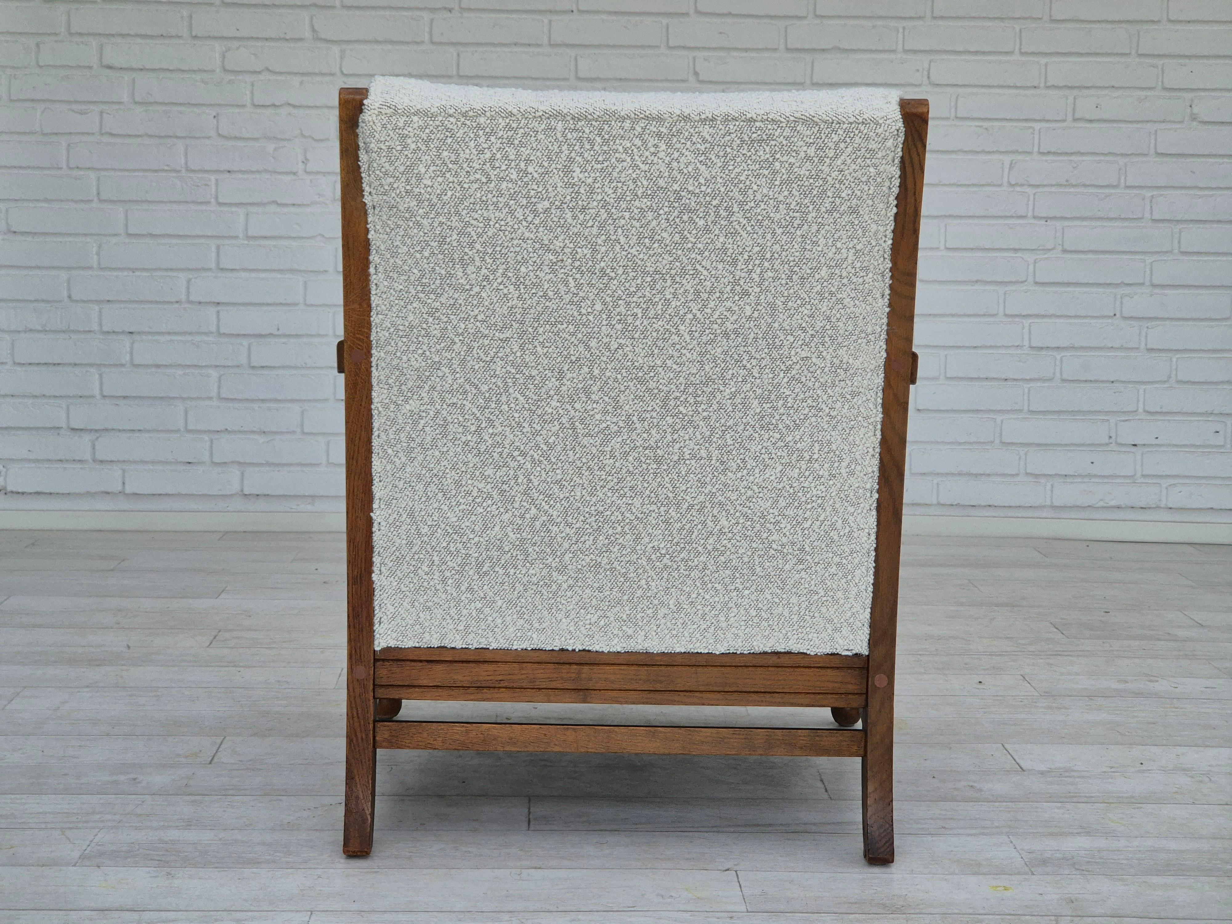 Anni '50, design scandinavo, poltrona rivestita, tessuto, legno di quercia. In condizioni buone in vendita a Tarm, 82