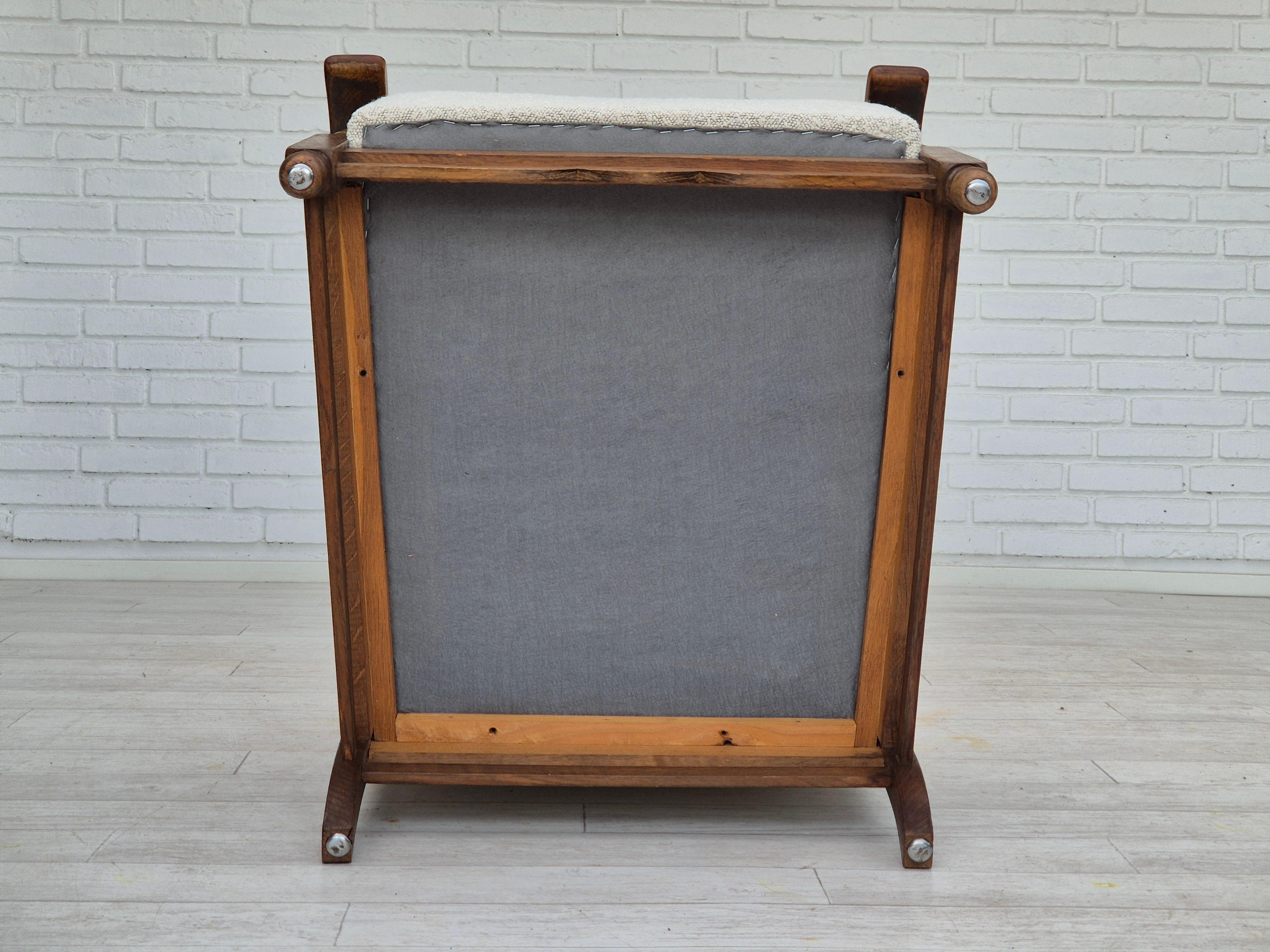 Anni '50, design scandinavo, poltrona rivestita, tessuto, legno di quercia. in vendita 1