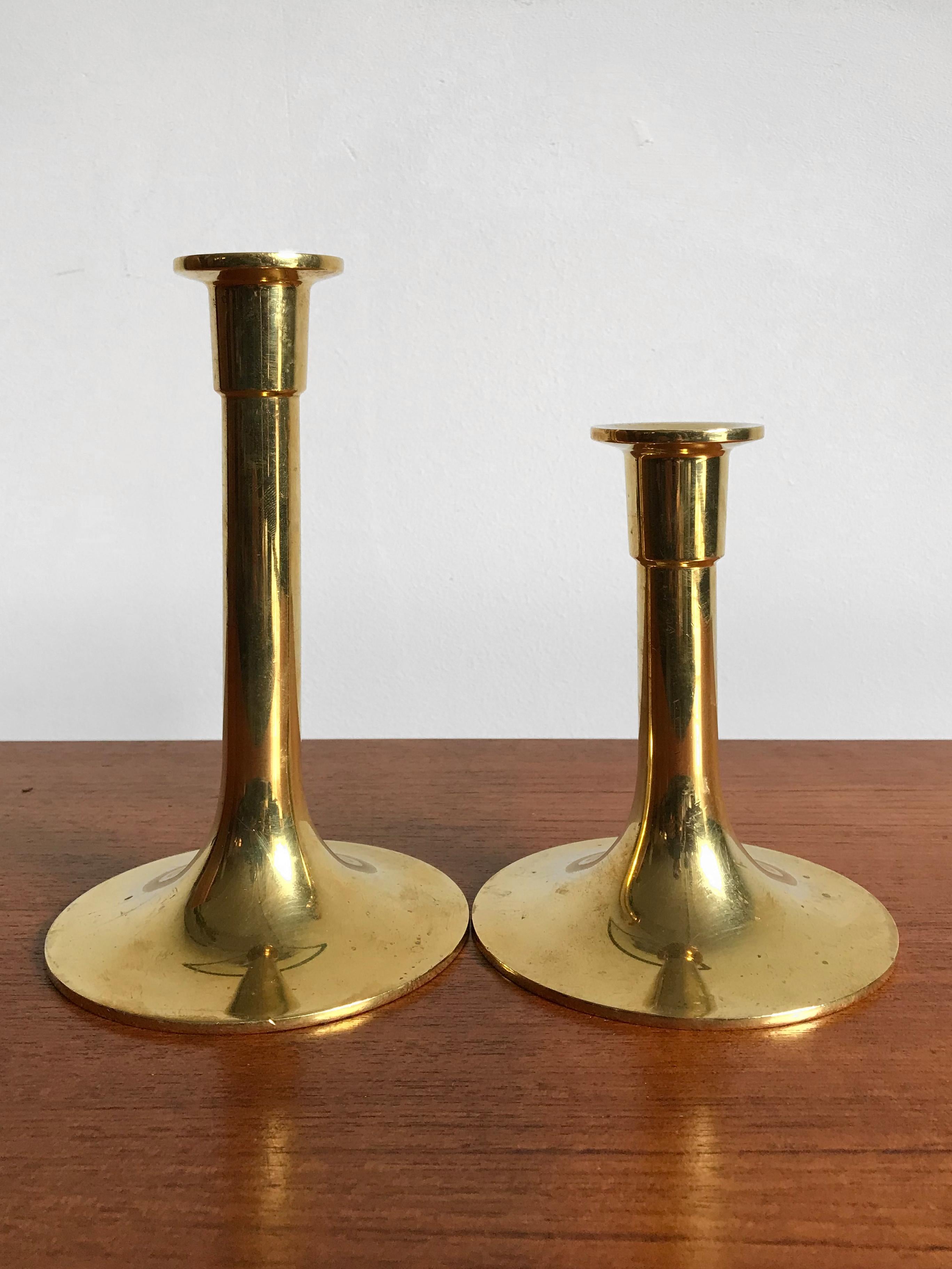1950s set brass Danish Mid-Century Modern candleholders.
Dimensions from left:
Height 19 cm - diameter 10 cm
Height 14 cm - diameter 10 cm.