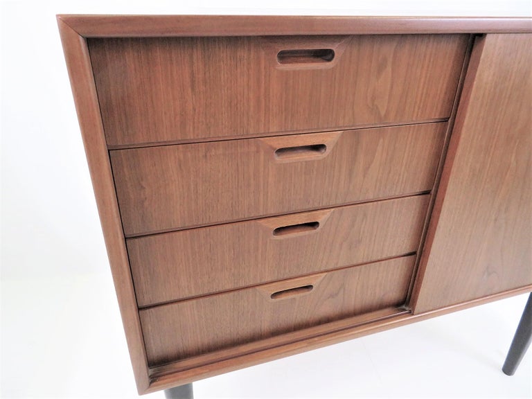 1950s Scandinavian Modern Narrow Walnut Cabinet or Bedside Cabinet In Good Condition For Sale In Miami, FL
