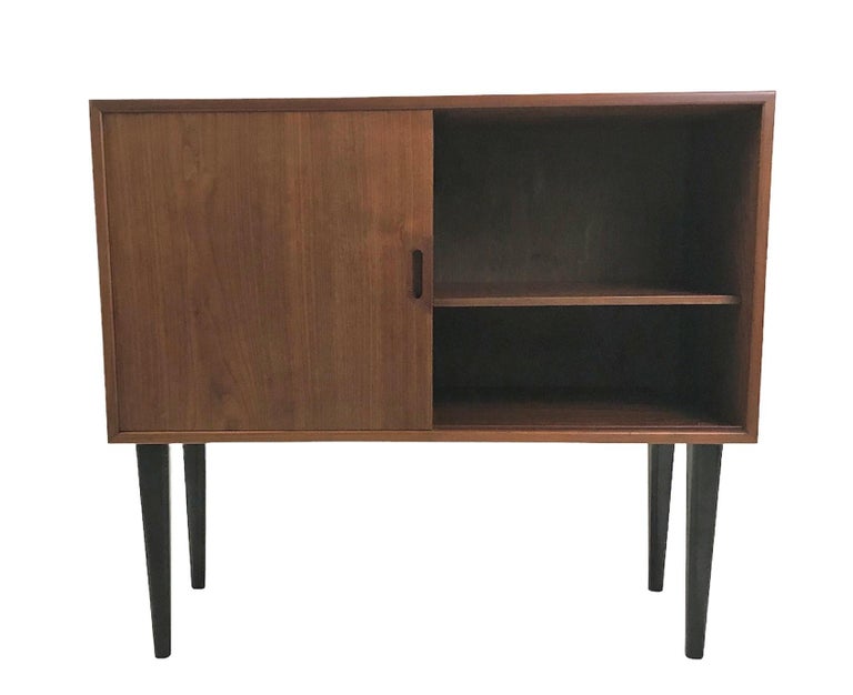 1950s Scandinavian Modern Narrow Walnut Cabinet or Bedside Cabinet For Sale 2