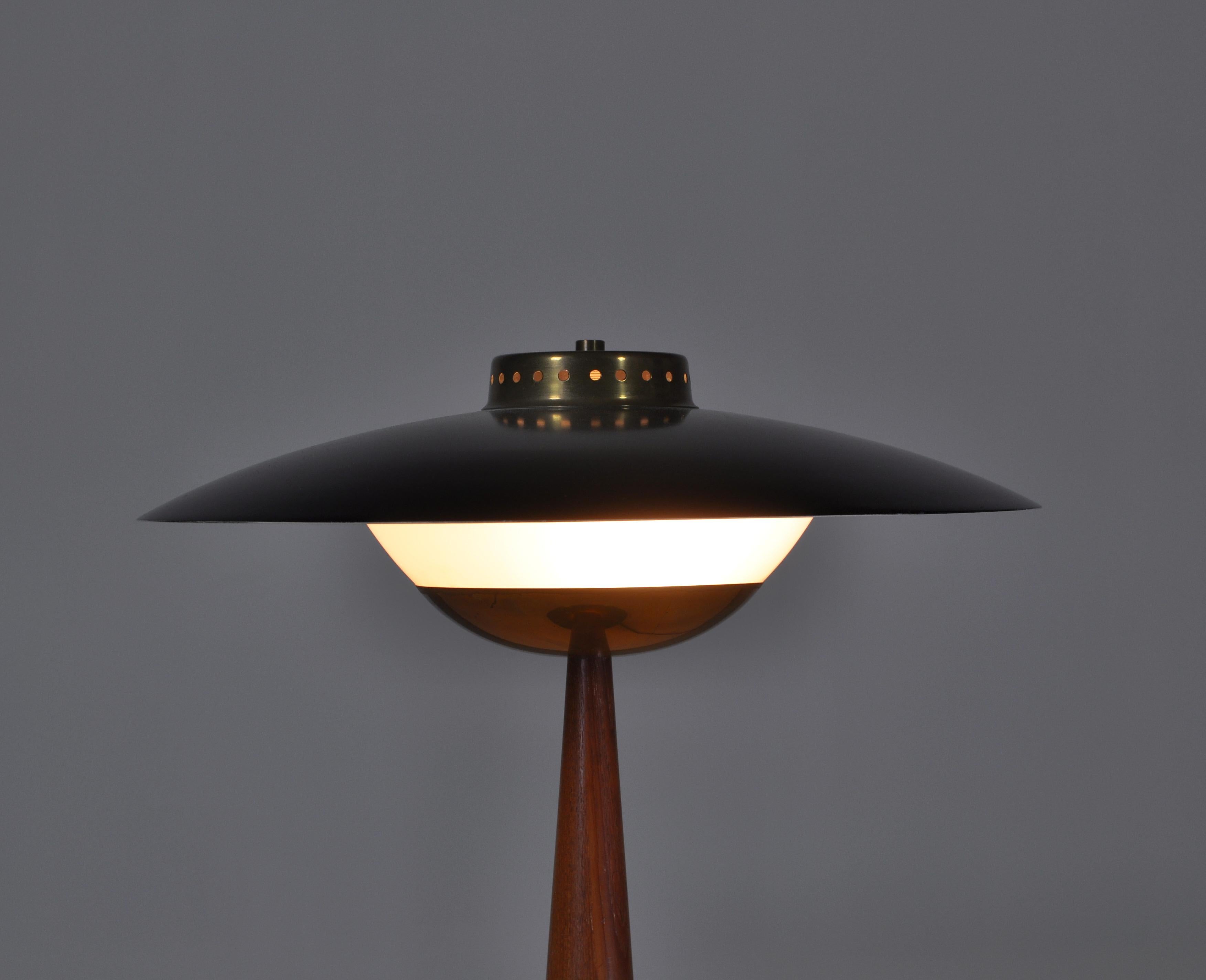 1950s Scandinavian Modern Table Lamp in Brass, Opal Glass and Teakwood In Good Condition In Odense, DK