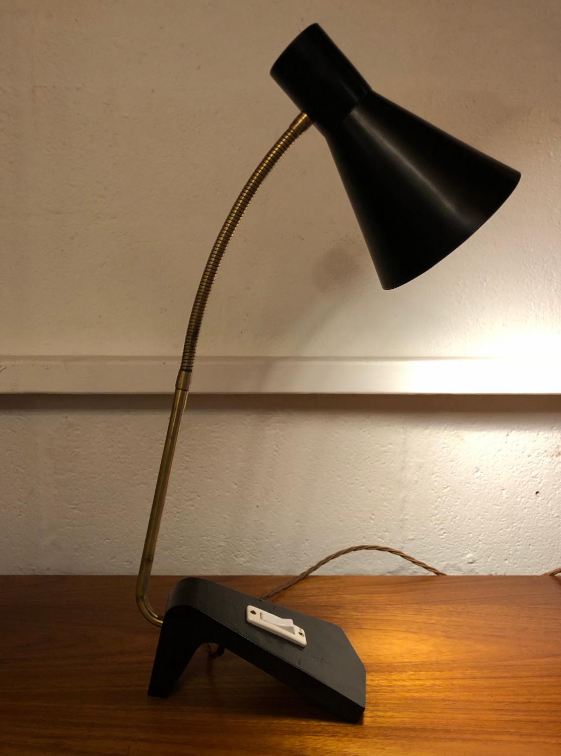 Lampe de bureau à col de cygne Swan noir et laiton Midcentury des années 1950   en vente 5