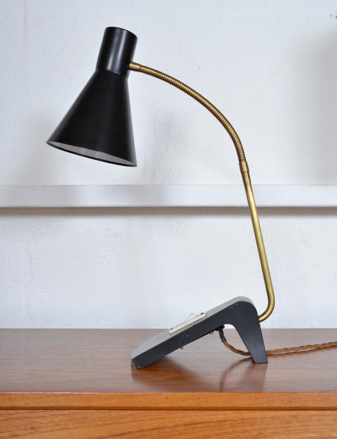 Mid-Century Modern 1950s Scandinavian Swan Neck Gooseneck Task Desk Lamp Black & Brass Midcentury   For Sale