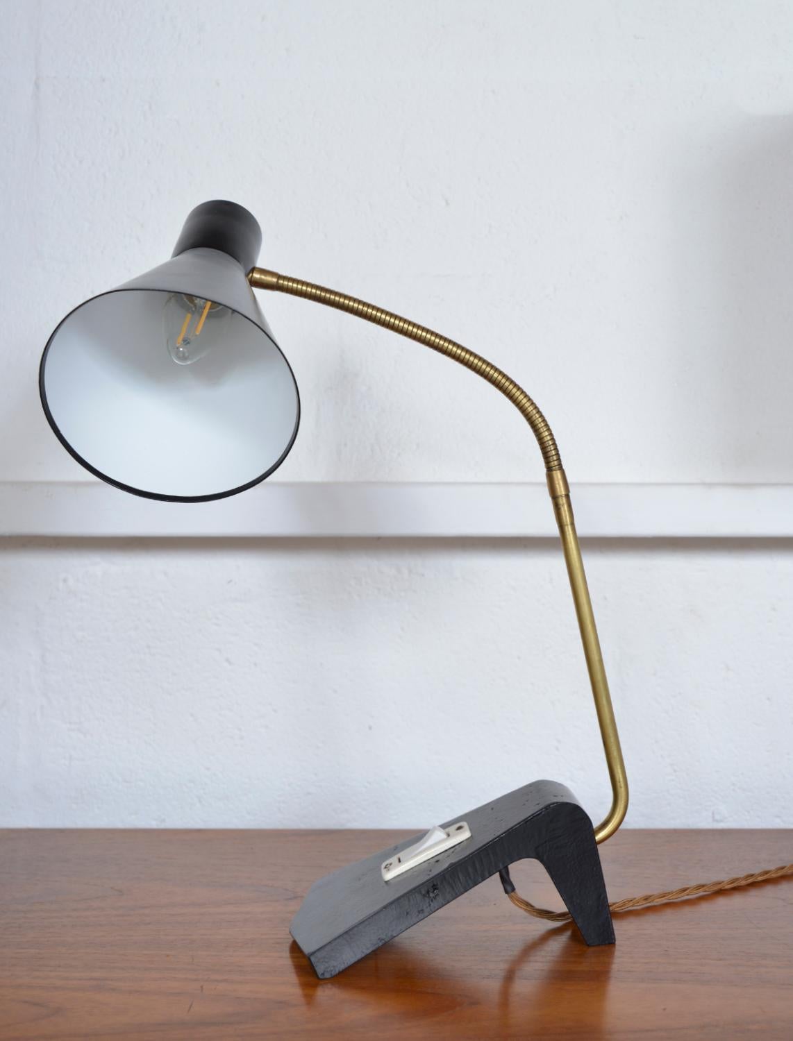 1950er Jahre skandinavischen Swan Hals Schwanenhals Task Desk Lamp Schwarz & Messing Midcentury   (Aluminium) im Angebot
