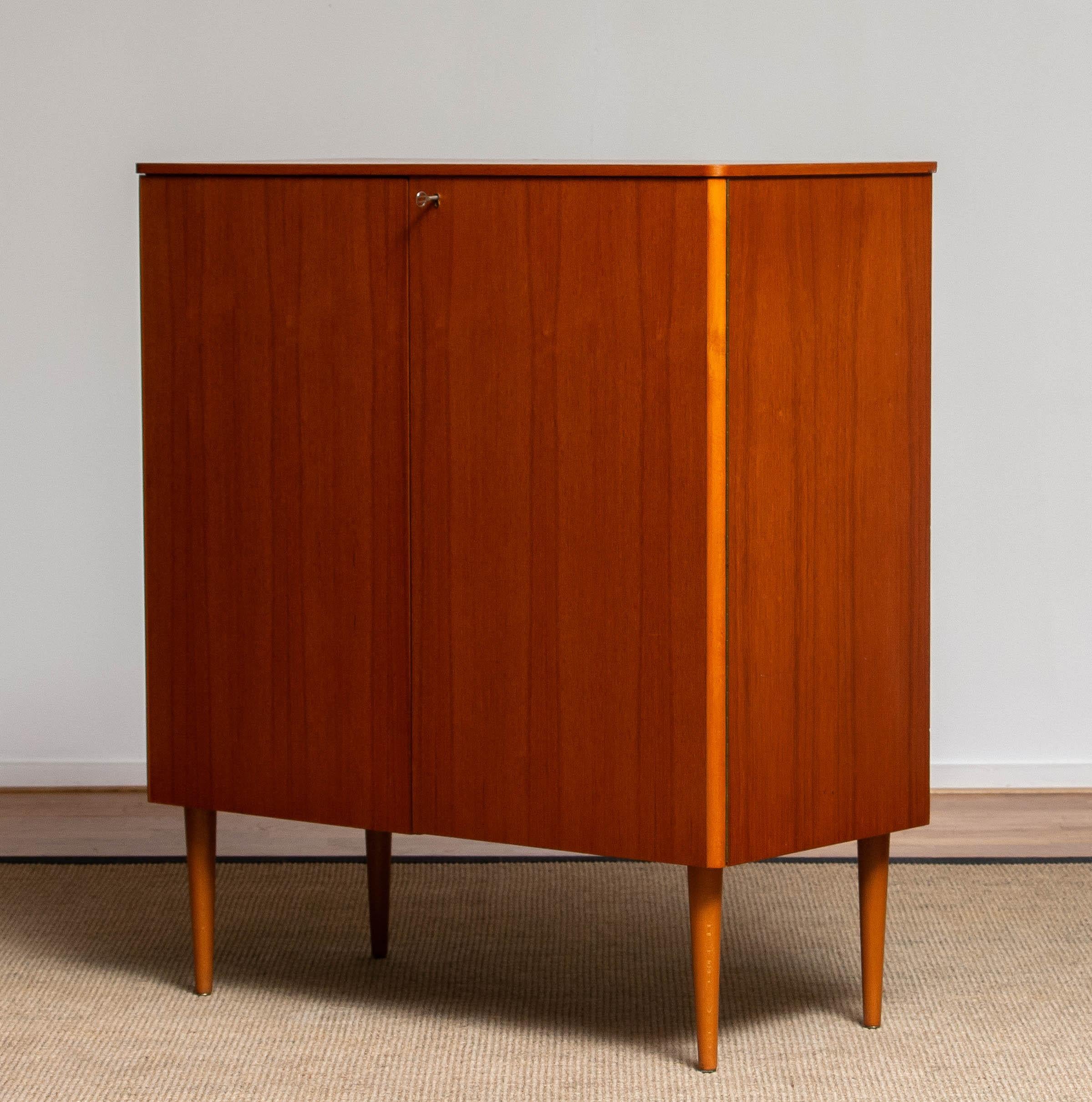 Typical Scandinavian buffet cabinet in beech and teak . Inside there are five shells as wel as two drawers.
All in clean and good condition.

Please note!
Because Shipping Costs highly fluctuate daily, we kindly ask you to ask us a Shipping Quote so