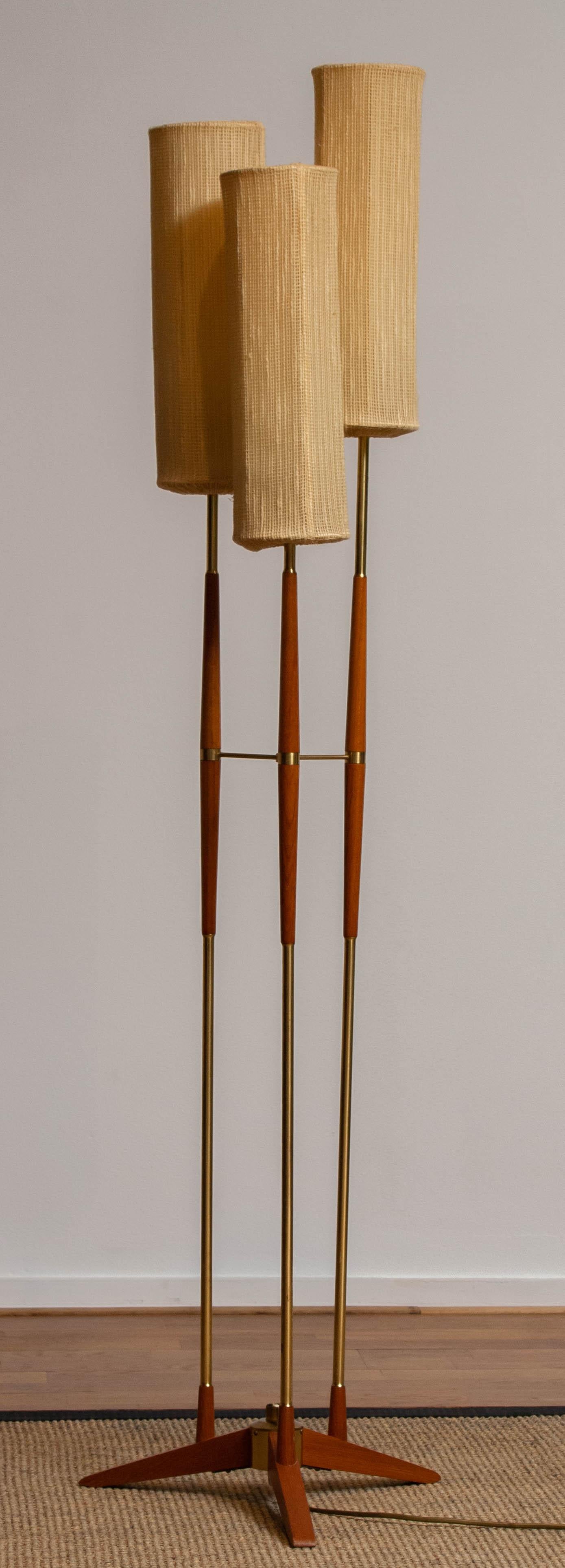 Beautiful floor lamp made by Möllers Armaturer Eskilstuna from Sweden.
This lamp is made of teak and brass and has three shades hiding three fittings, size E27 / E28 and ready to use for 110 as awel 230 volts.
It is in a very nice working