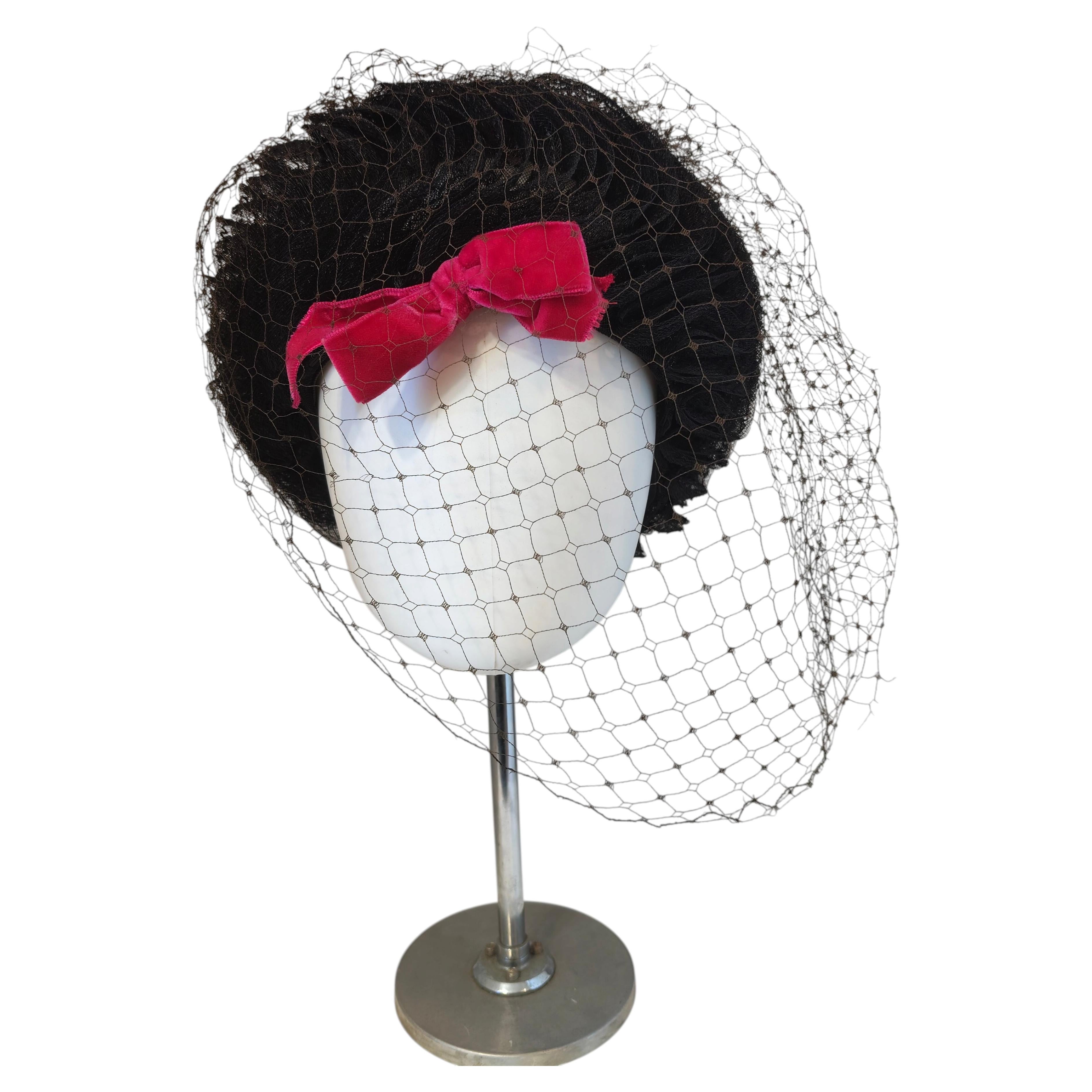 Cappello vintage anni '50 Elsa Schiaparelli nero con fiocco fucsia, unisex