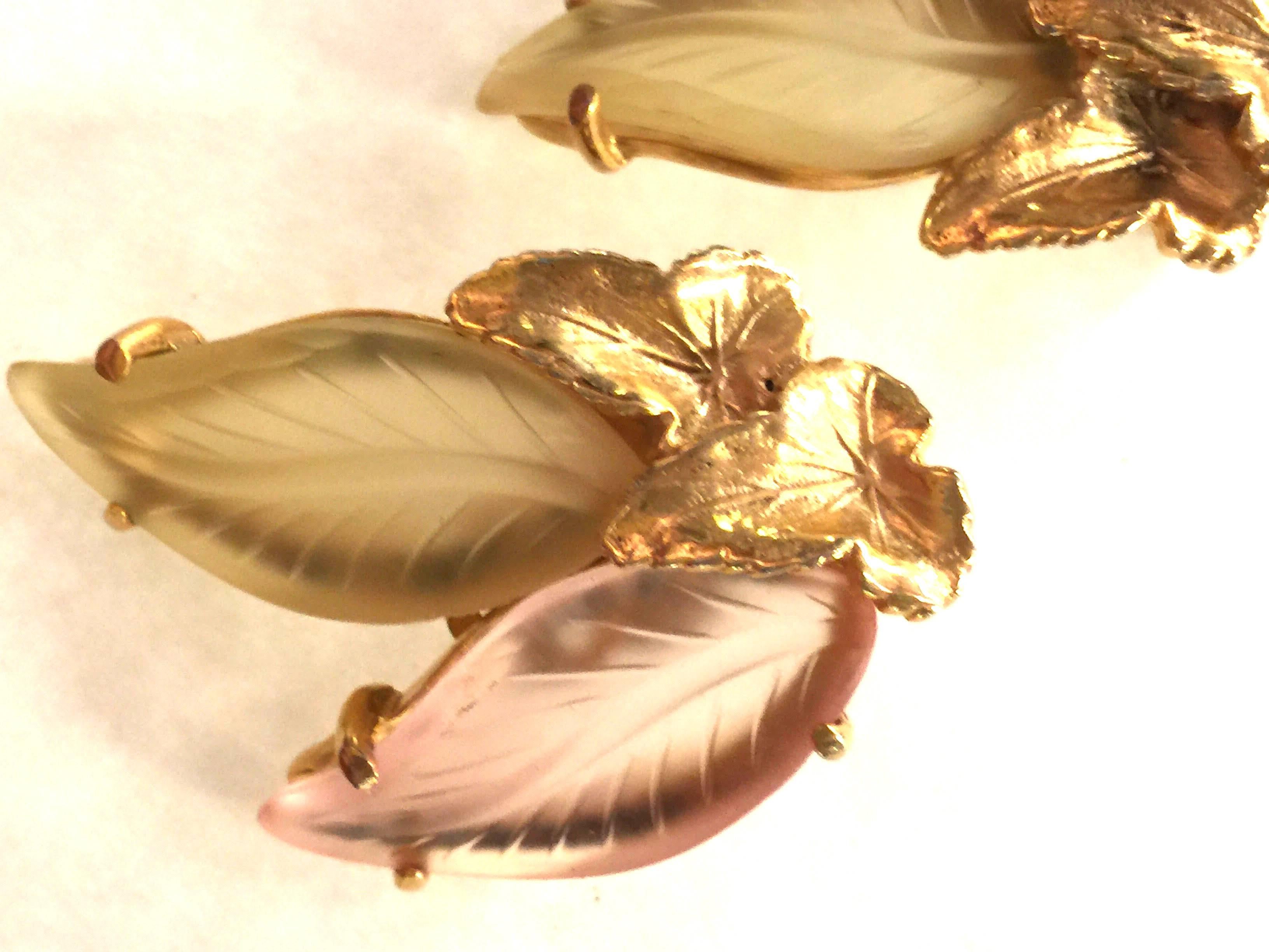 1950s Schiaparelli Frosted Glass Antiqued Goldtone Veined Leaf Clip Earrings In Excellent Condition For Sale In Palm Springs, CA