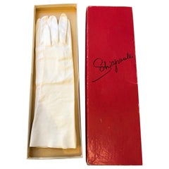 1950er Schiaparelli Ungetragene weiße Ziegenhandschuhe (7) Nie getragen in Originalverpackung