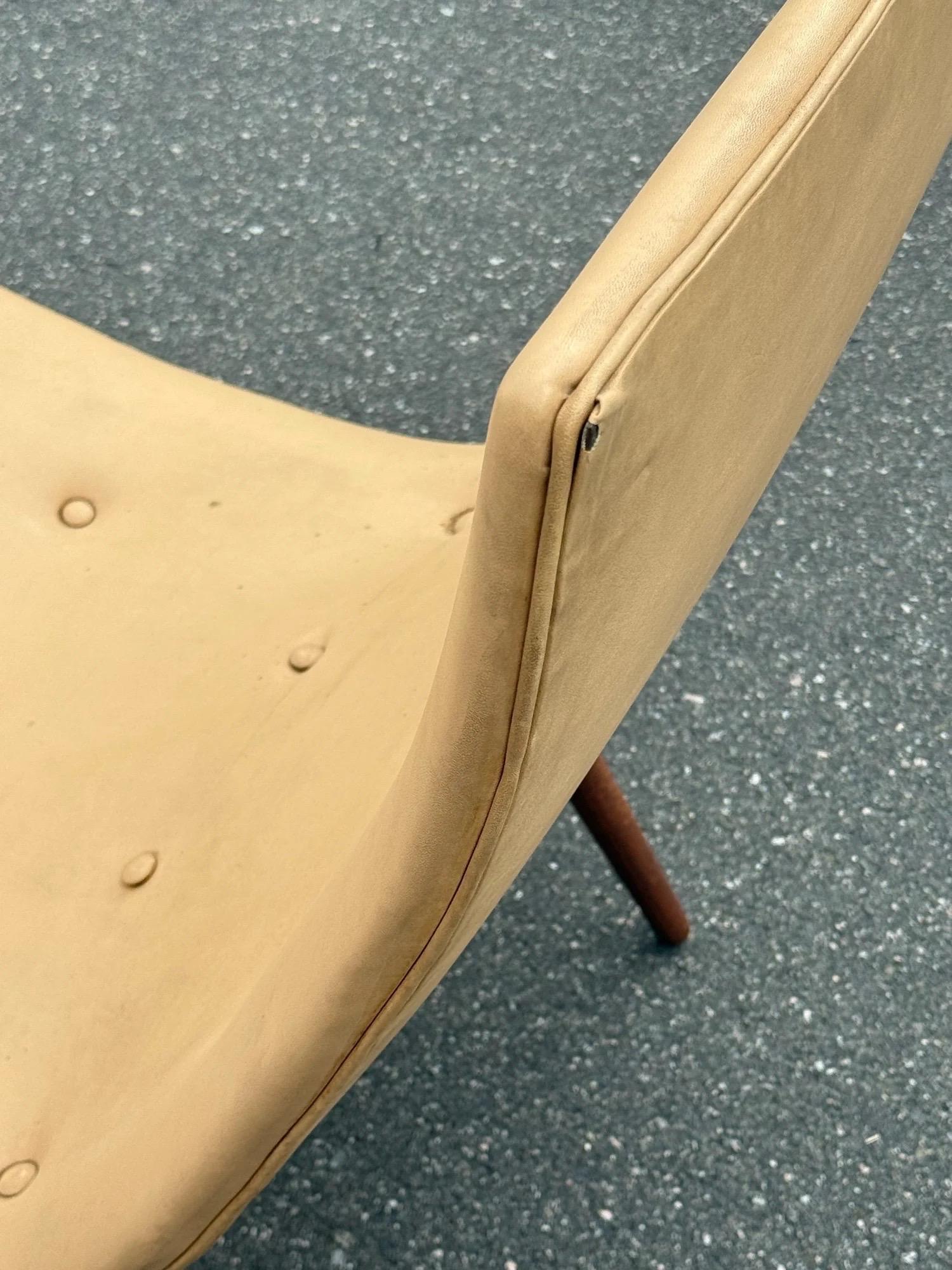 Salón Scoop de los años 50 atribuido a Allan Gould Cuero en venta