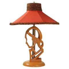 Lampe de bureau à profil féminin sculpté en chêne des années 1950, abat-jour chapeau d'après Yasha Heifetz