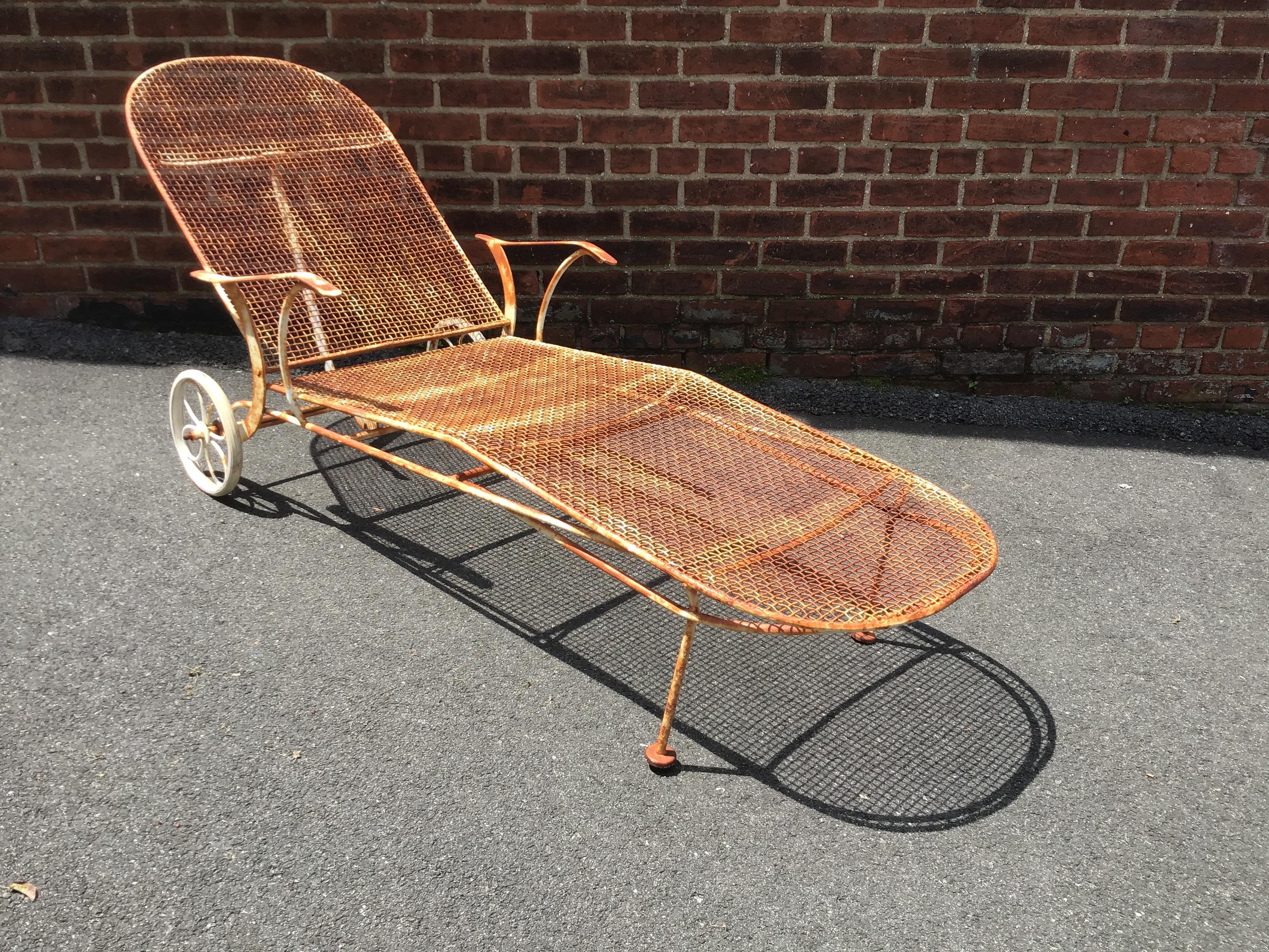 1950s sculptura iron chaise lounge by Woodard.
Needs painting.