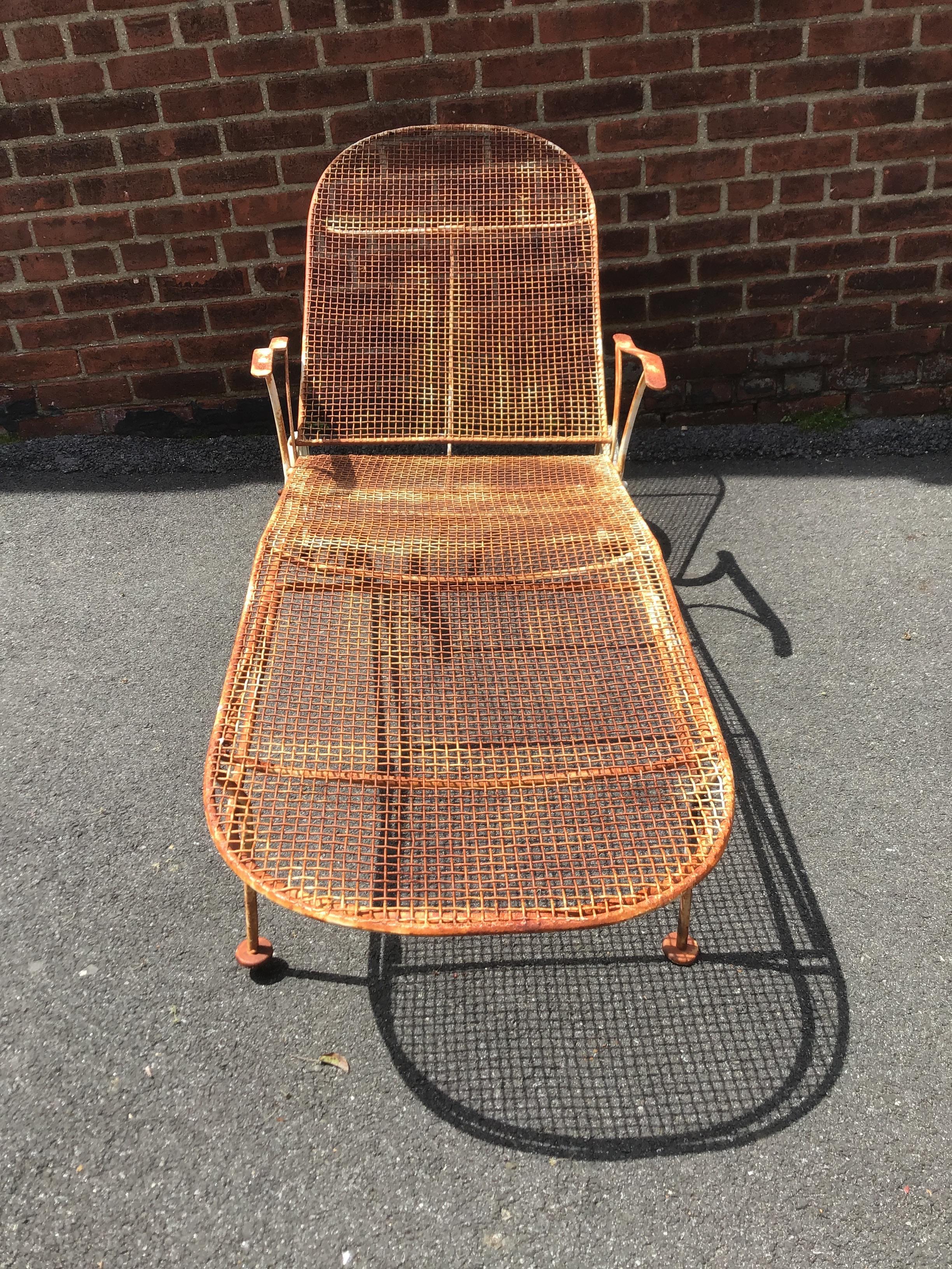 1950s Sculptura Chaise Lounge by Woodard In Good Condition For Sale In Tarrytown, NY