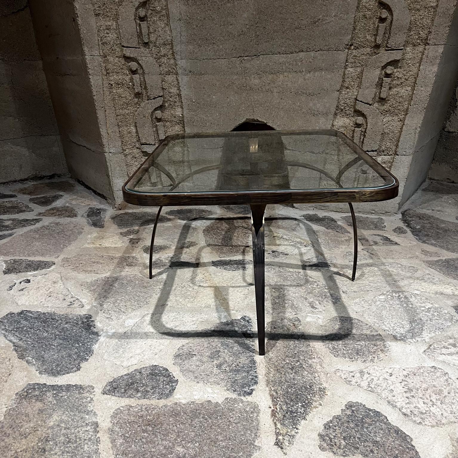 Table basse d'appoint moderniste mexicaine des années 1950 bronze sculptural
Bronze avec plateau en verre. Arturo Pani Mexico
Non marqué. 
Forme rectangulaire, coins arrondis, pieds en forme de wishbone.
29,5 x 23,5 p x 15,25
Verre d'origine avec