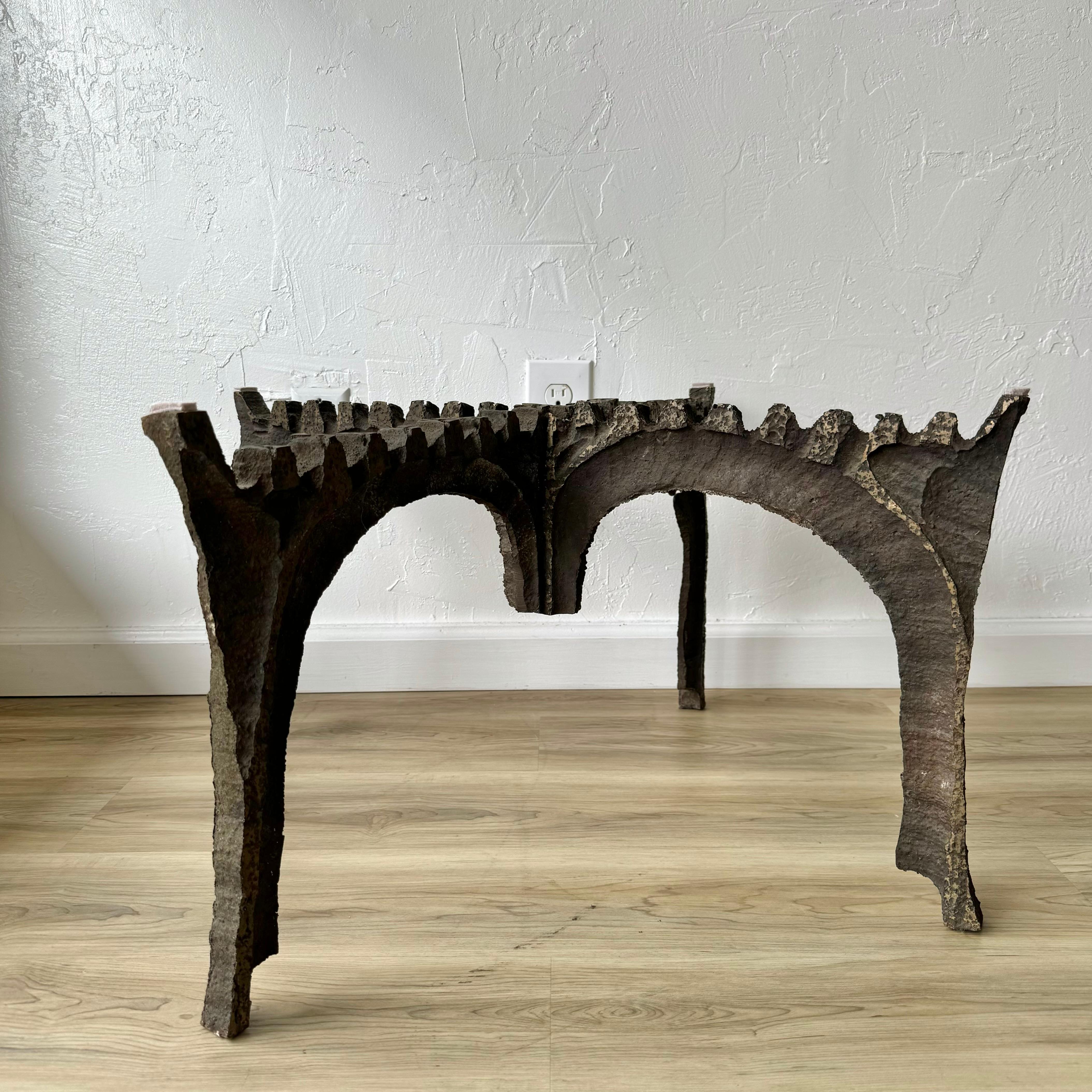 Table basse en bronze massif coulé vers la fin des années 50. Conçue par un artiste inconnu, elle provient d'une belle maison de Seattle. 

La vitre d'origine est assez usée et sera expédiée avec une nouvelle vitre ou sans. Faites-moi savoir si vous