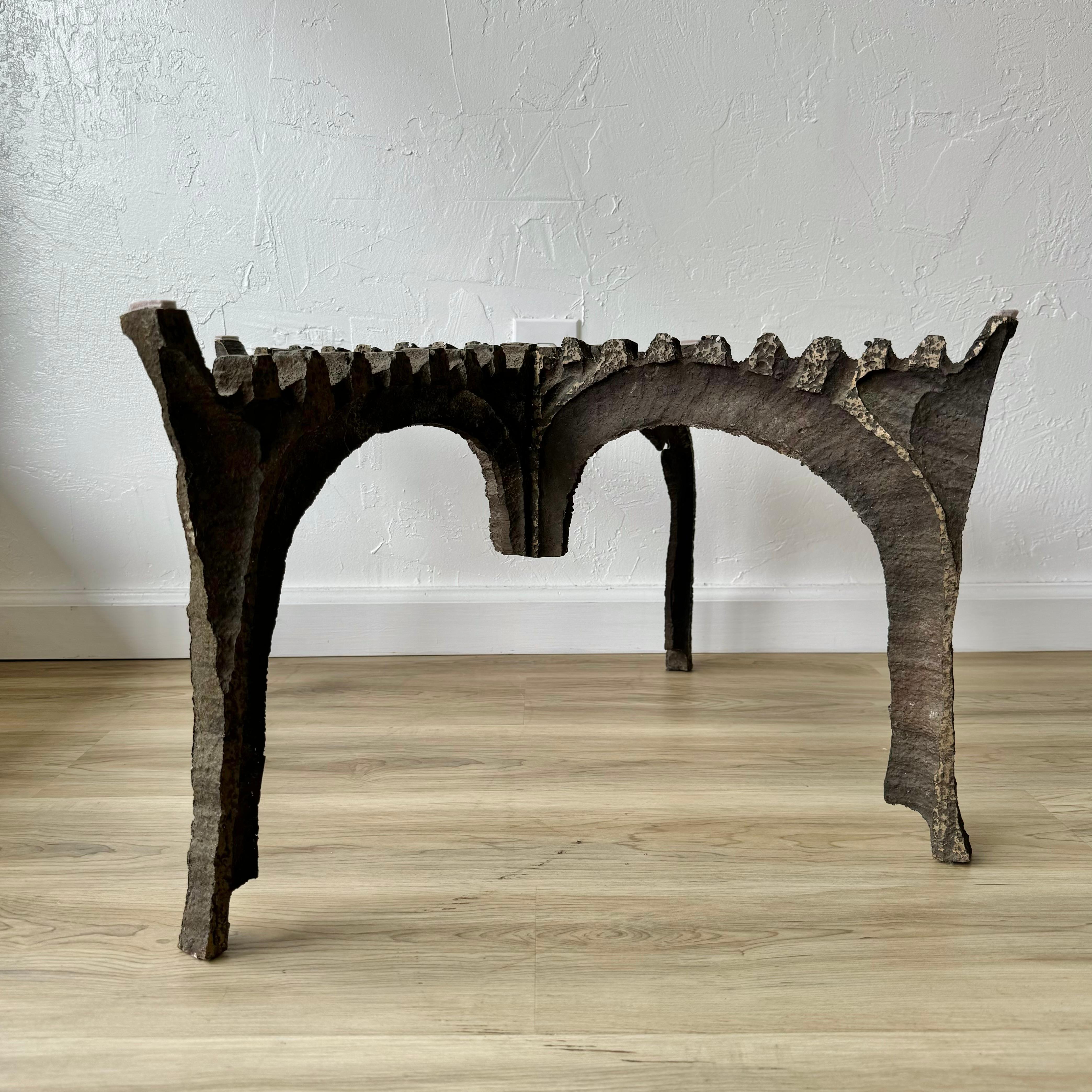Brutalisme Table basse en bronze brutale et sculpturale des années 1950 en vente
