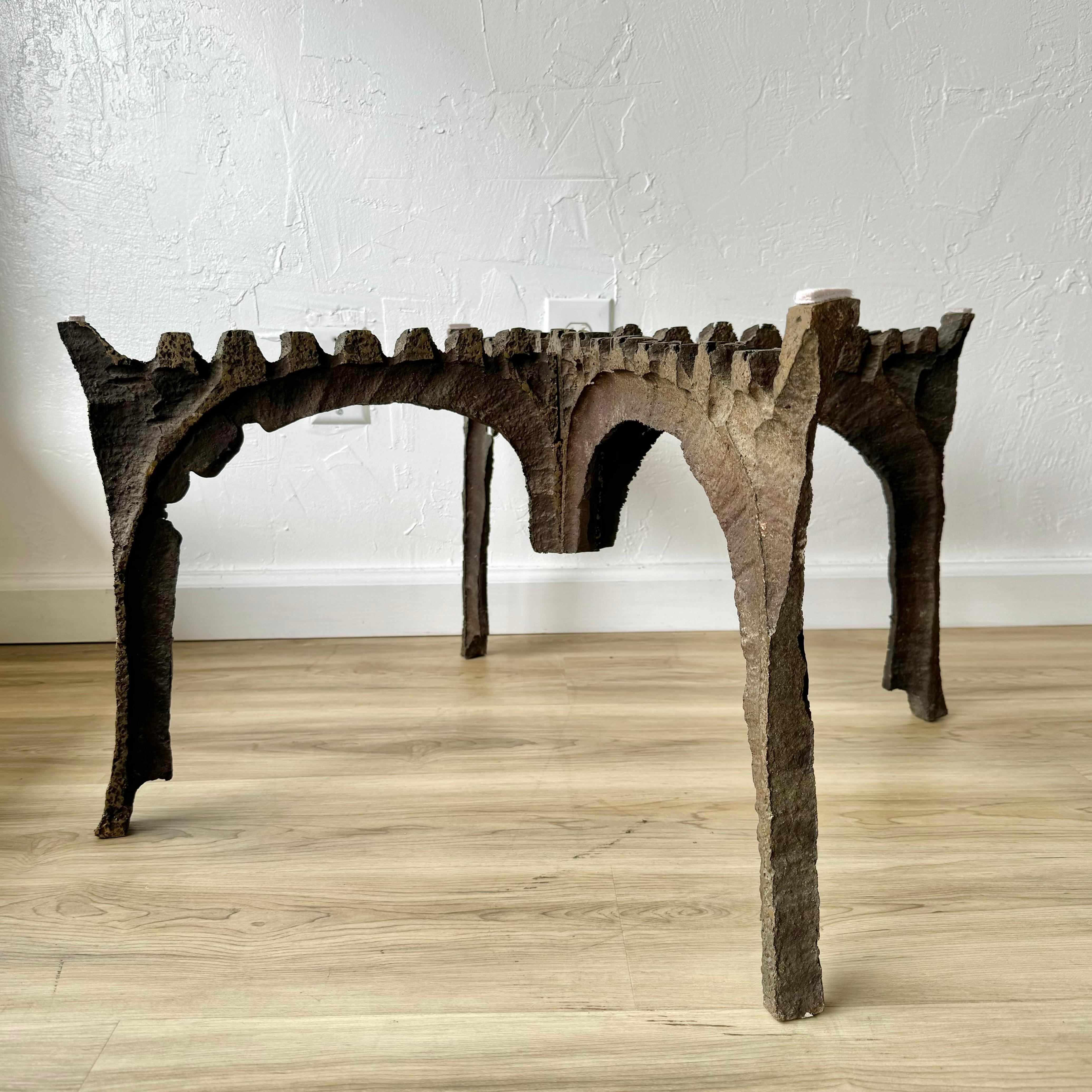 Américain Table basse en bronze brutale et sculpturale des années 1950 en vente