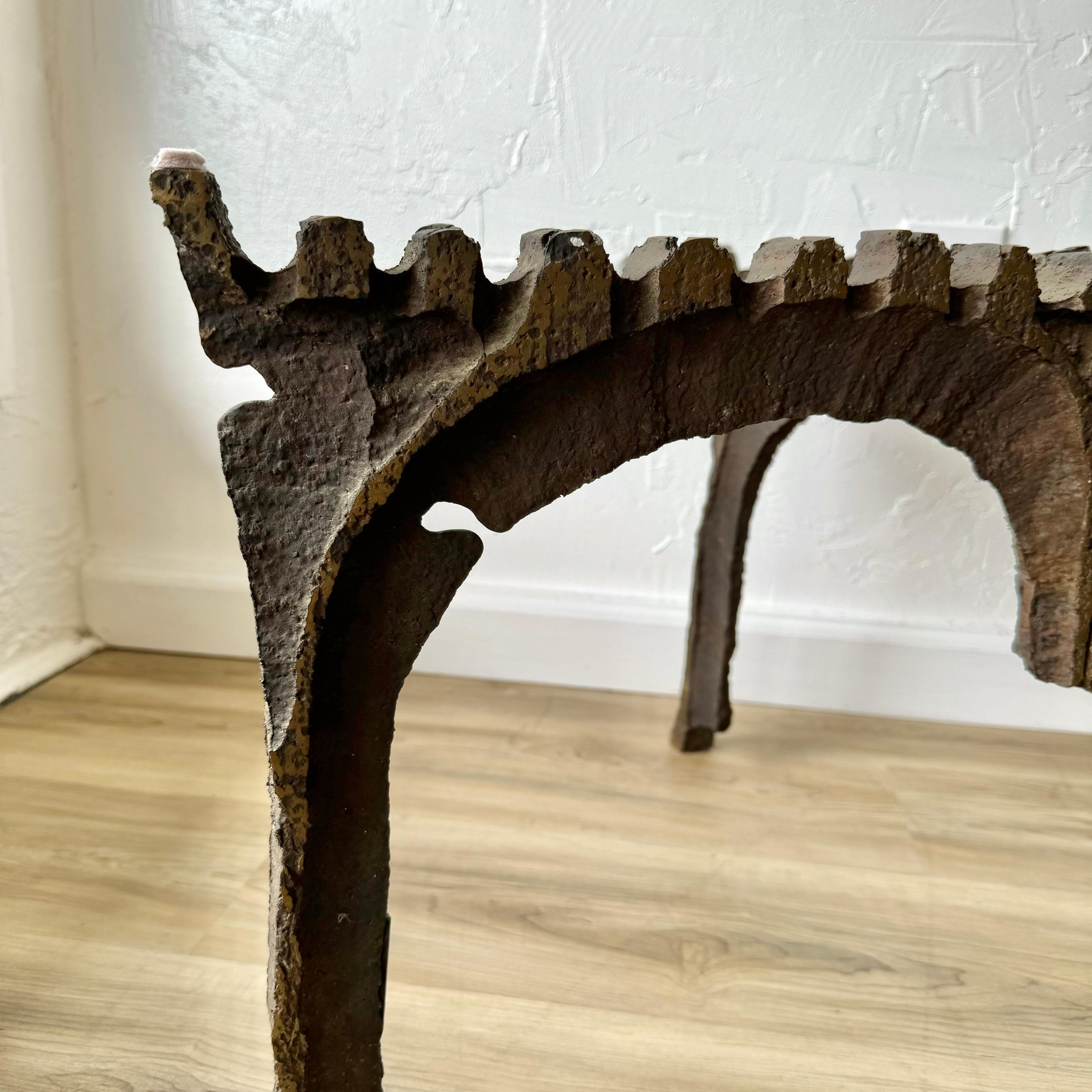 Milieu du XXe siècle Table basse en bronze brutale et sculpturale des années 1950 en vente