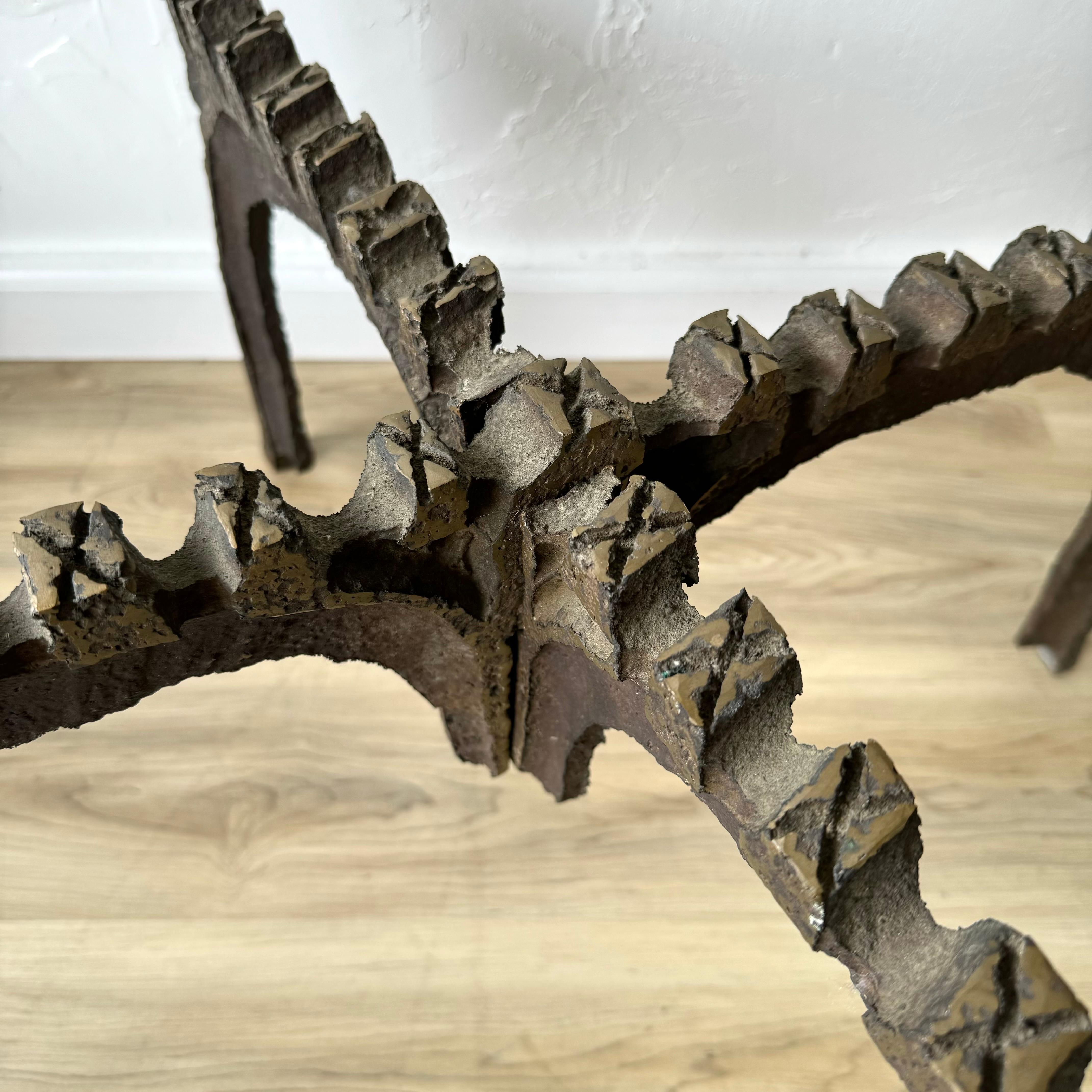 Bronze Table basse en bronze brutale et sculpturale des années 1950 en vente