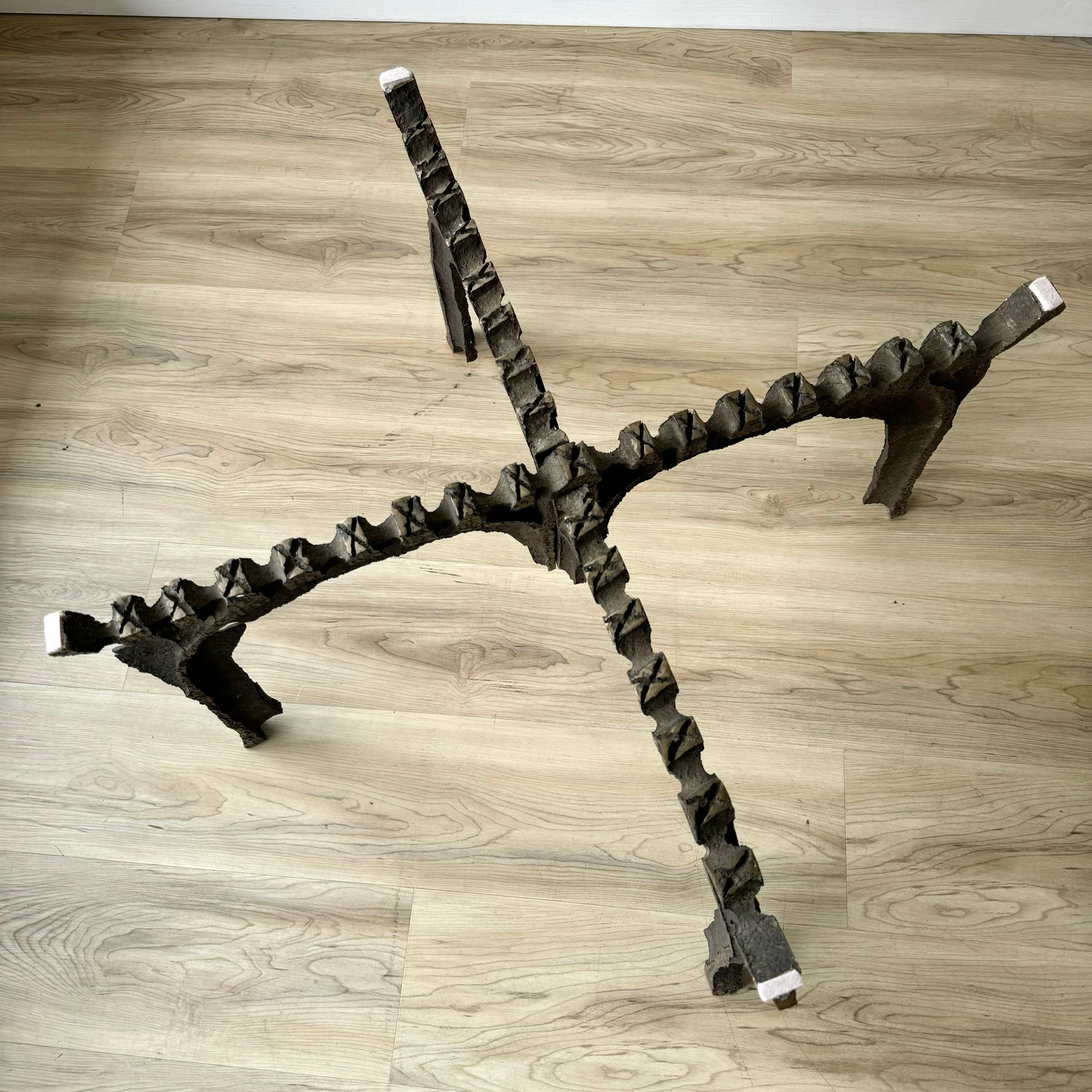 Table basse en bronze brutale et sculpturale des années 1950 en vente 1