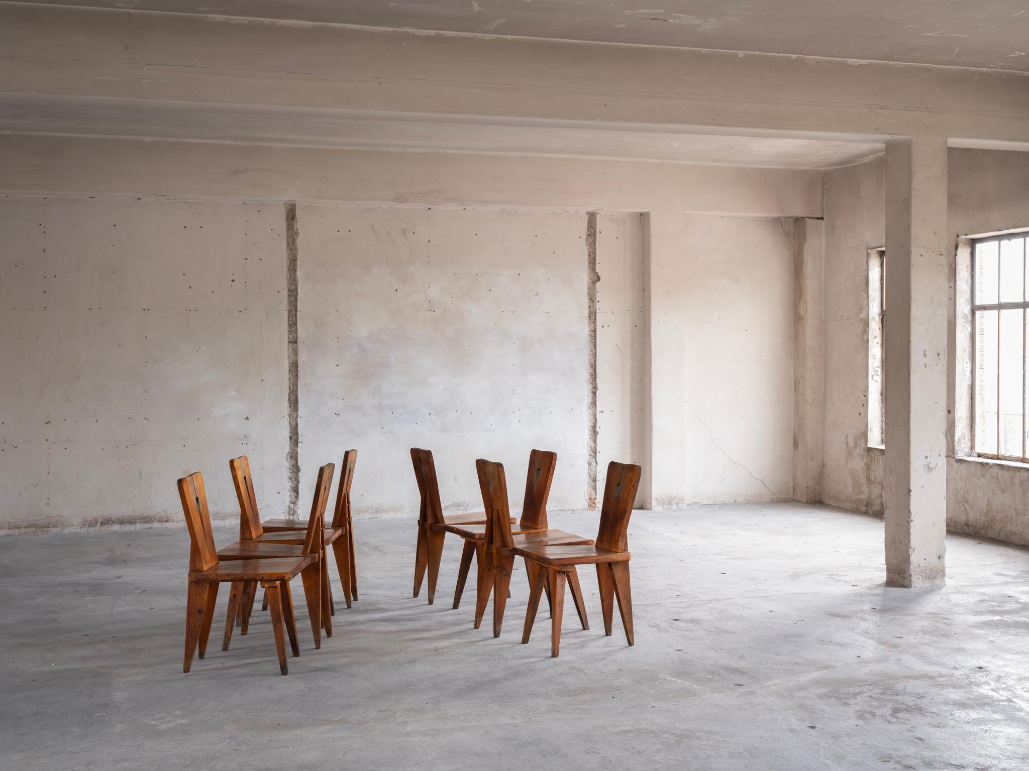 Ensemble de tables et de chaises en pin massif sculpté, chalet français des années 1950 en vente 2
