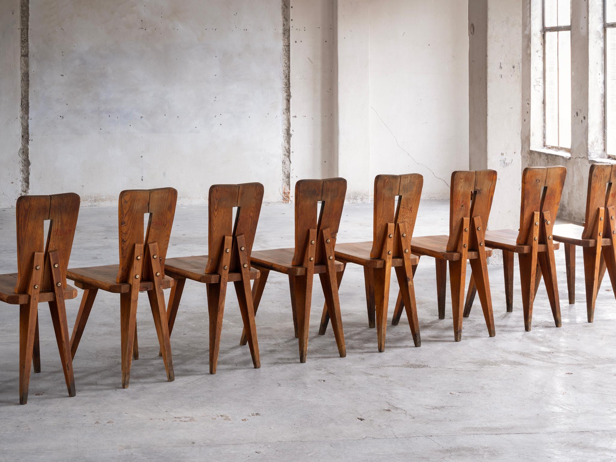 Ensemble de tables et de chaises en pin massif sculpté, chalet français des années 1950 en vente 3