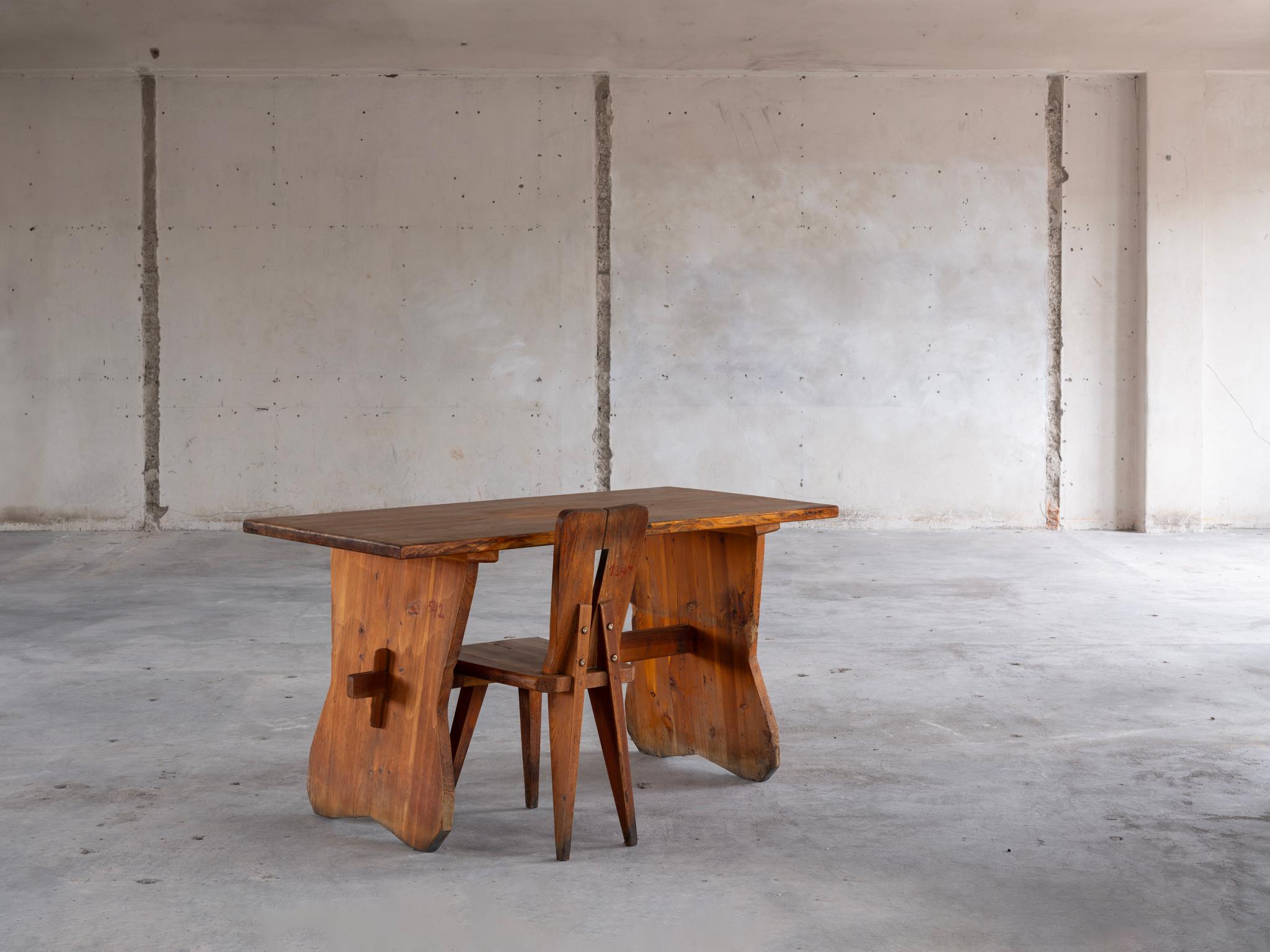 Ensemble de tables et de chaises en pin massif sculpté, chalet français des années 1950 en vente 4