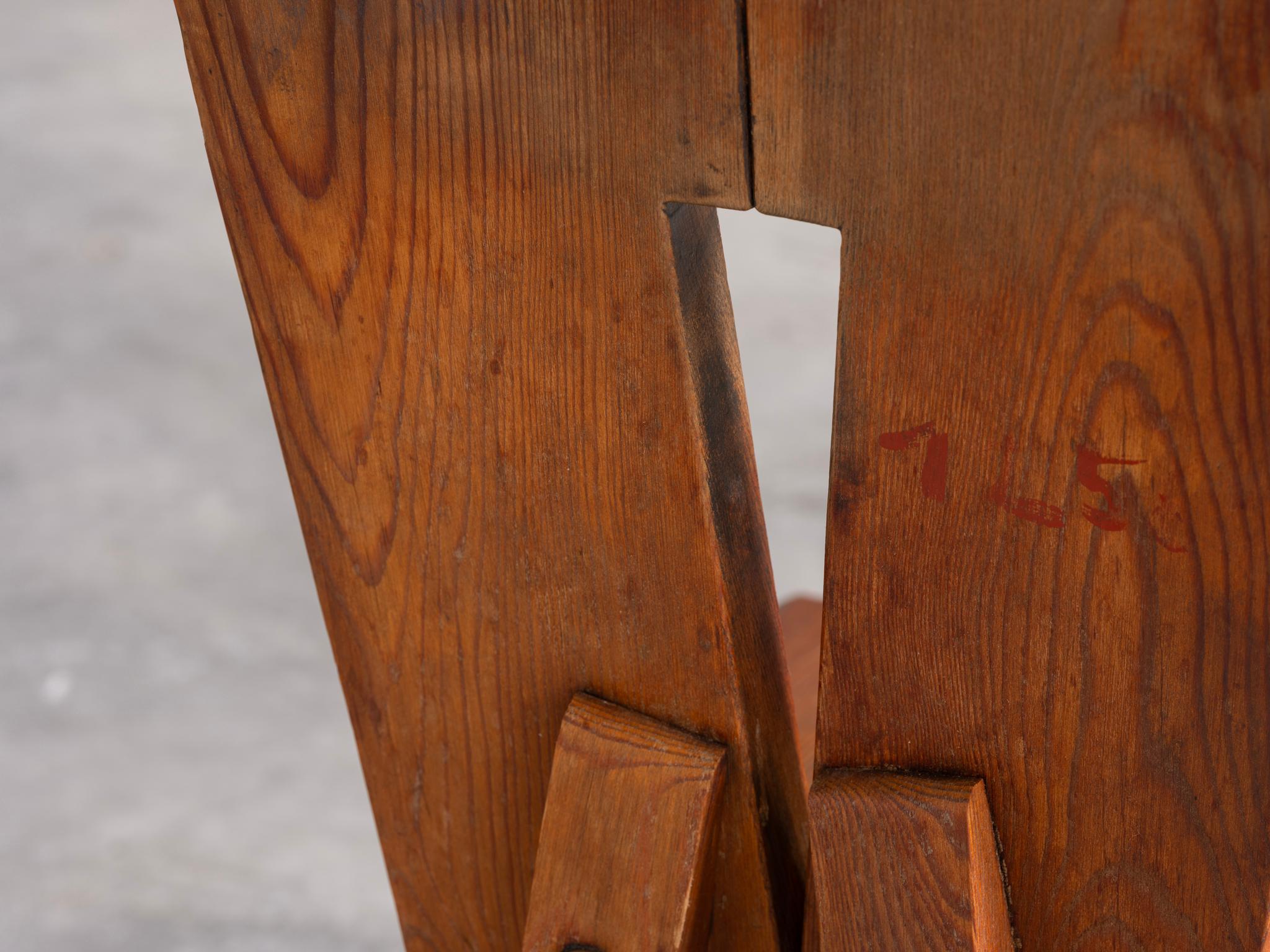 Ensemble de tables et de chaises en pin massif sculpté, chalet français des années 1950 en vente 5