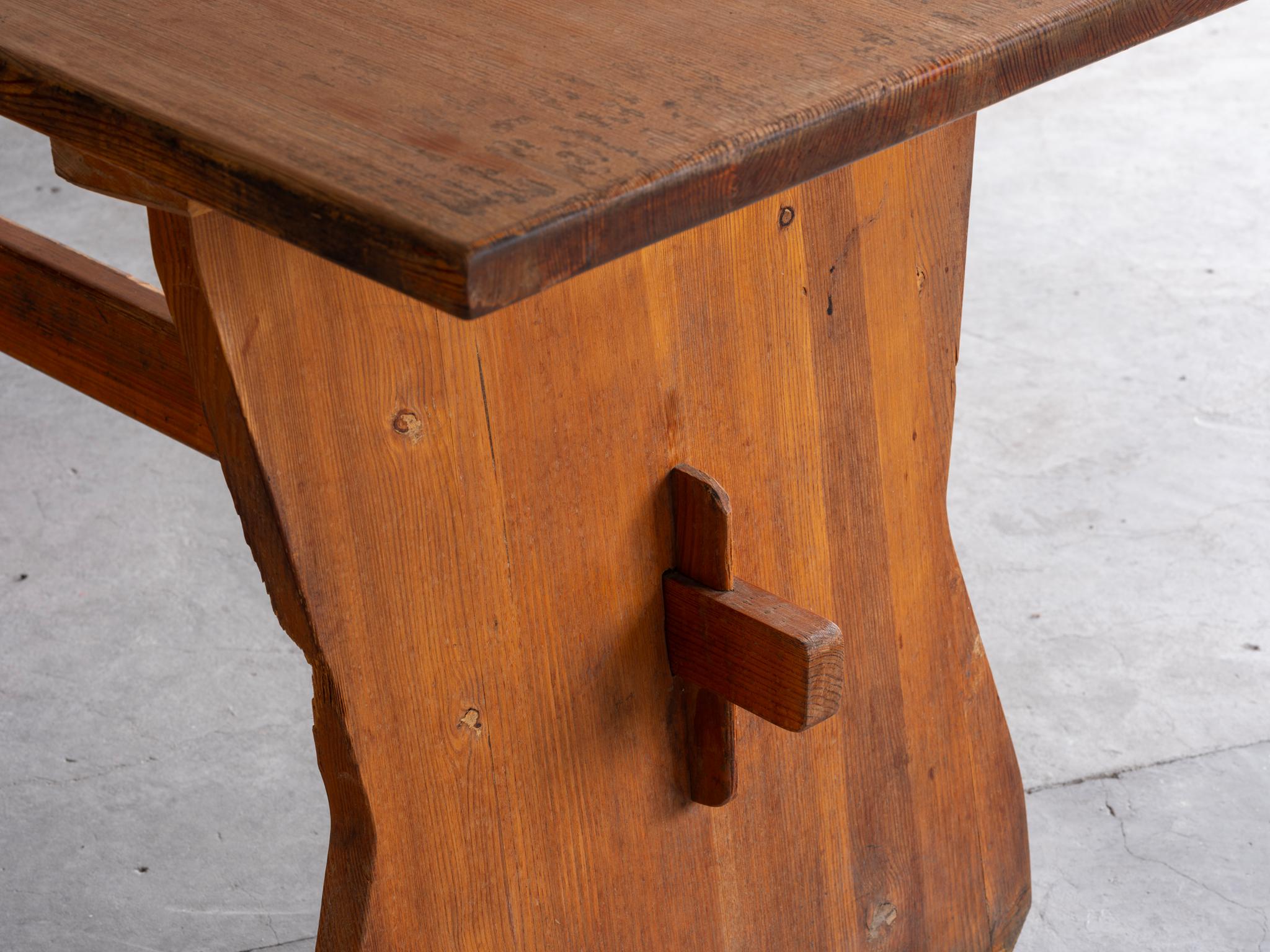 Ensemble de tables et de chaises en pin massif sculpté, chalet français des années 1950 en vente 6