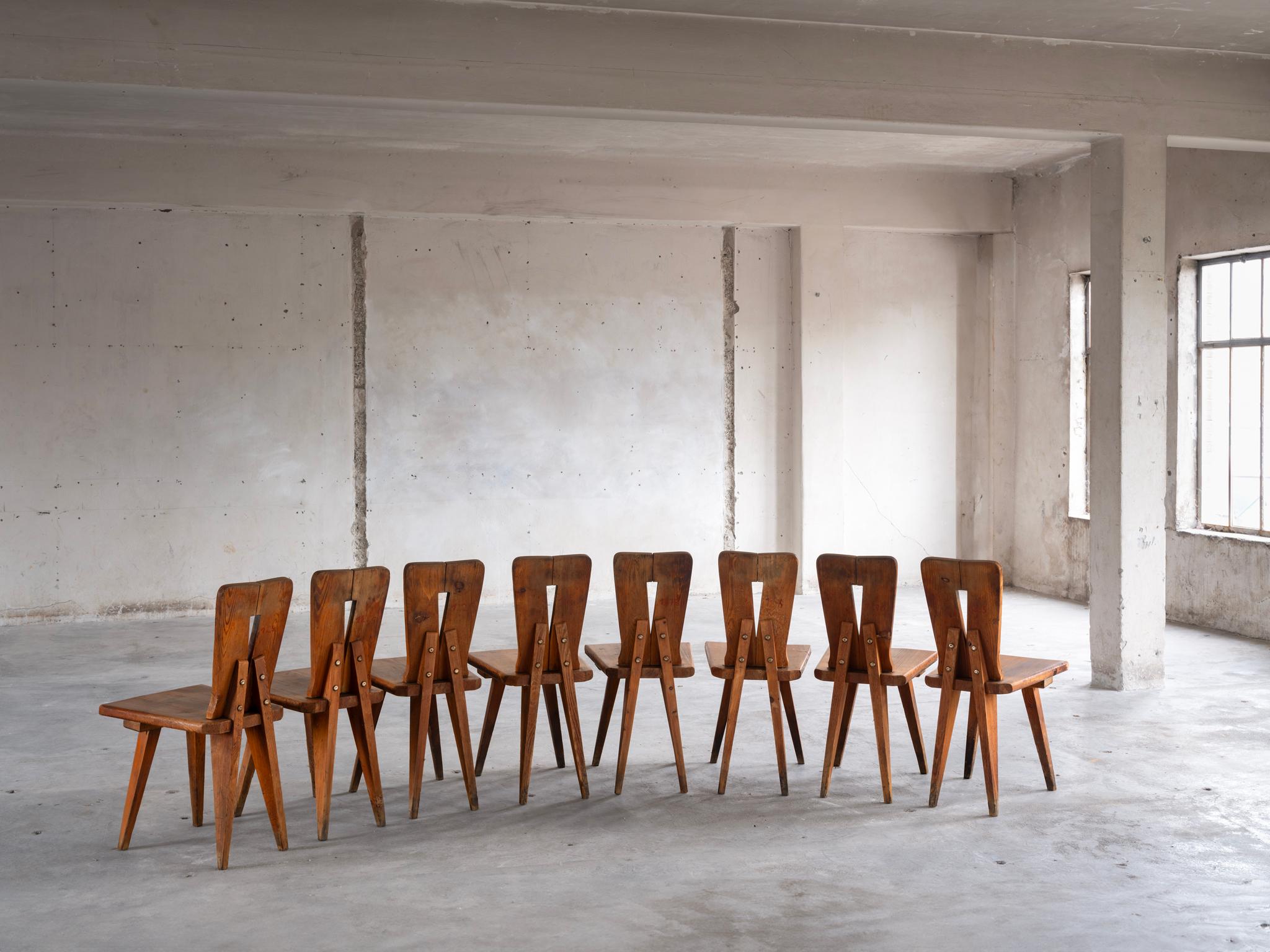 Ensemble de tables et de chaises en pin massif sculpté, chalet français des années 1950 en vente 7
