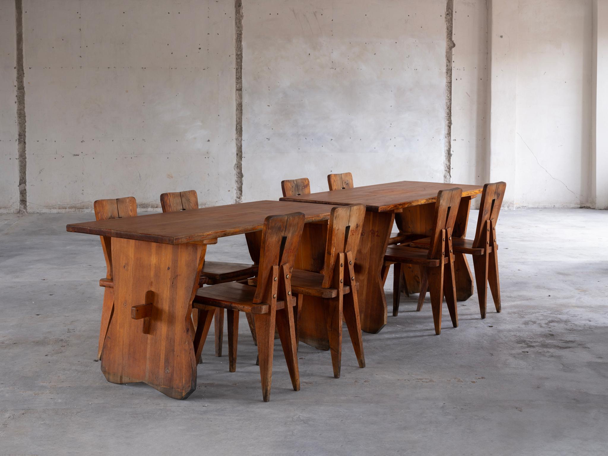 Ensemble de deux tables et huit chaises de salle à manger, pin massif, laiton, France, années 1950 

Fabriqué en pin massif et provenant d'un hôtel-lodge de ski des années 1950 situé dans les montagnes françaises près de la Suisse, cet ensemble de