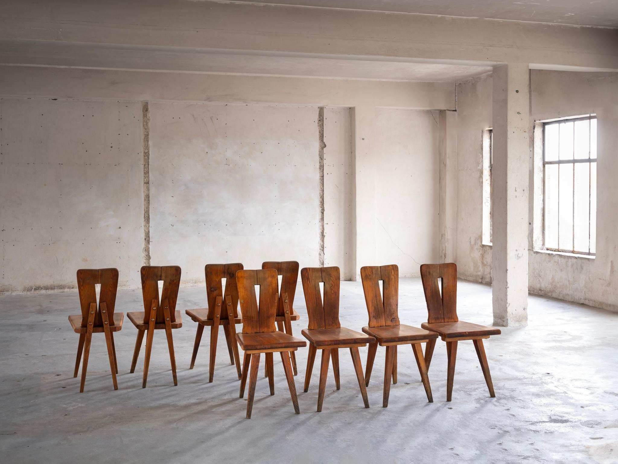 Mid-Century Modern Ensemble de tables et de chaises en pin massif sculpté, chalet français des années 1950 en vente