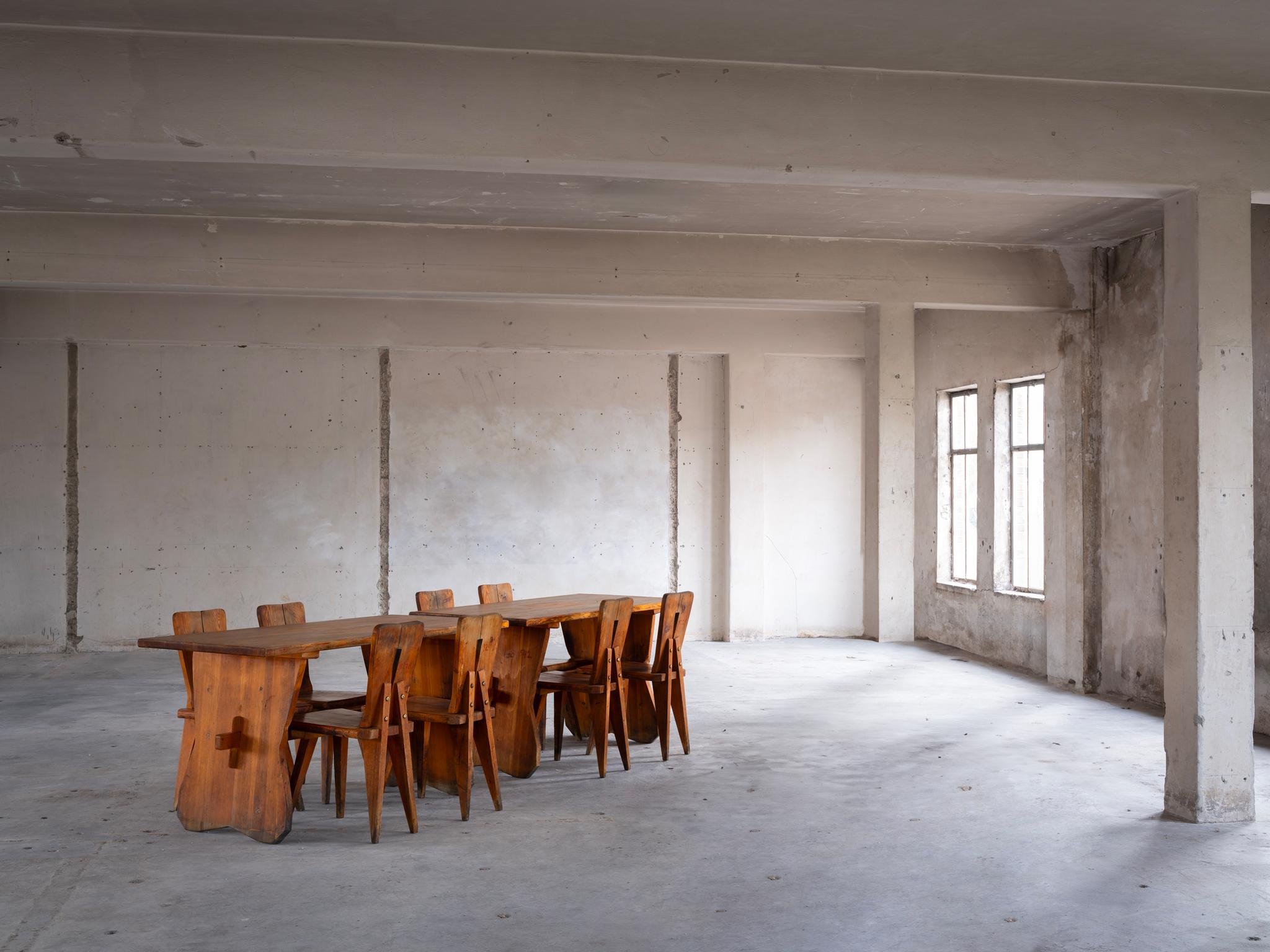 Milieu du XXe siècle Ensemble de tables et de chaises en pin massif sculpté, chalet français des années 1950 en vente