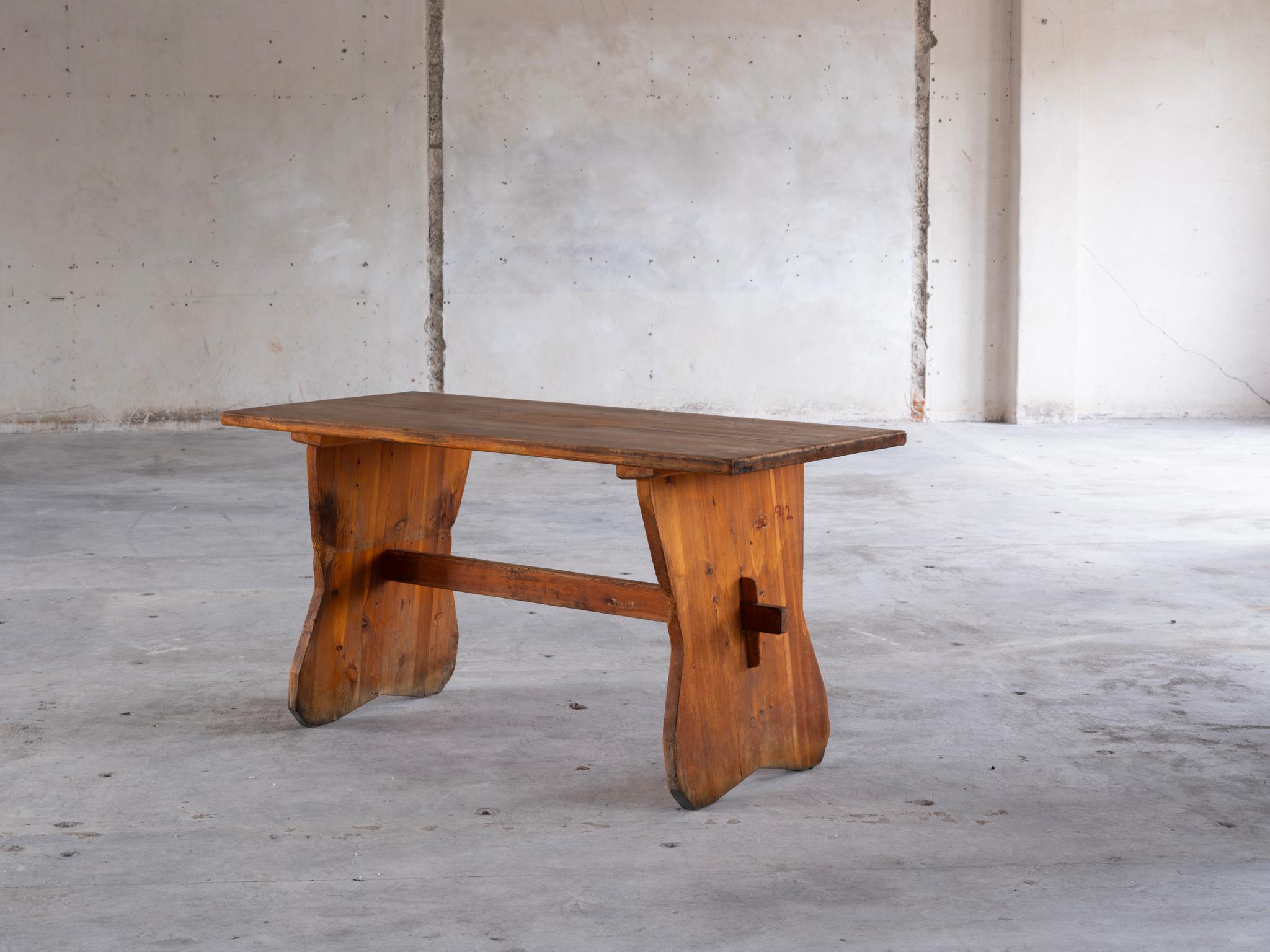 Laiton Ensemble de tables et de chaises en pin massif sculpté, chalet français des années 1950 en vente