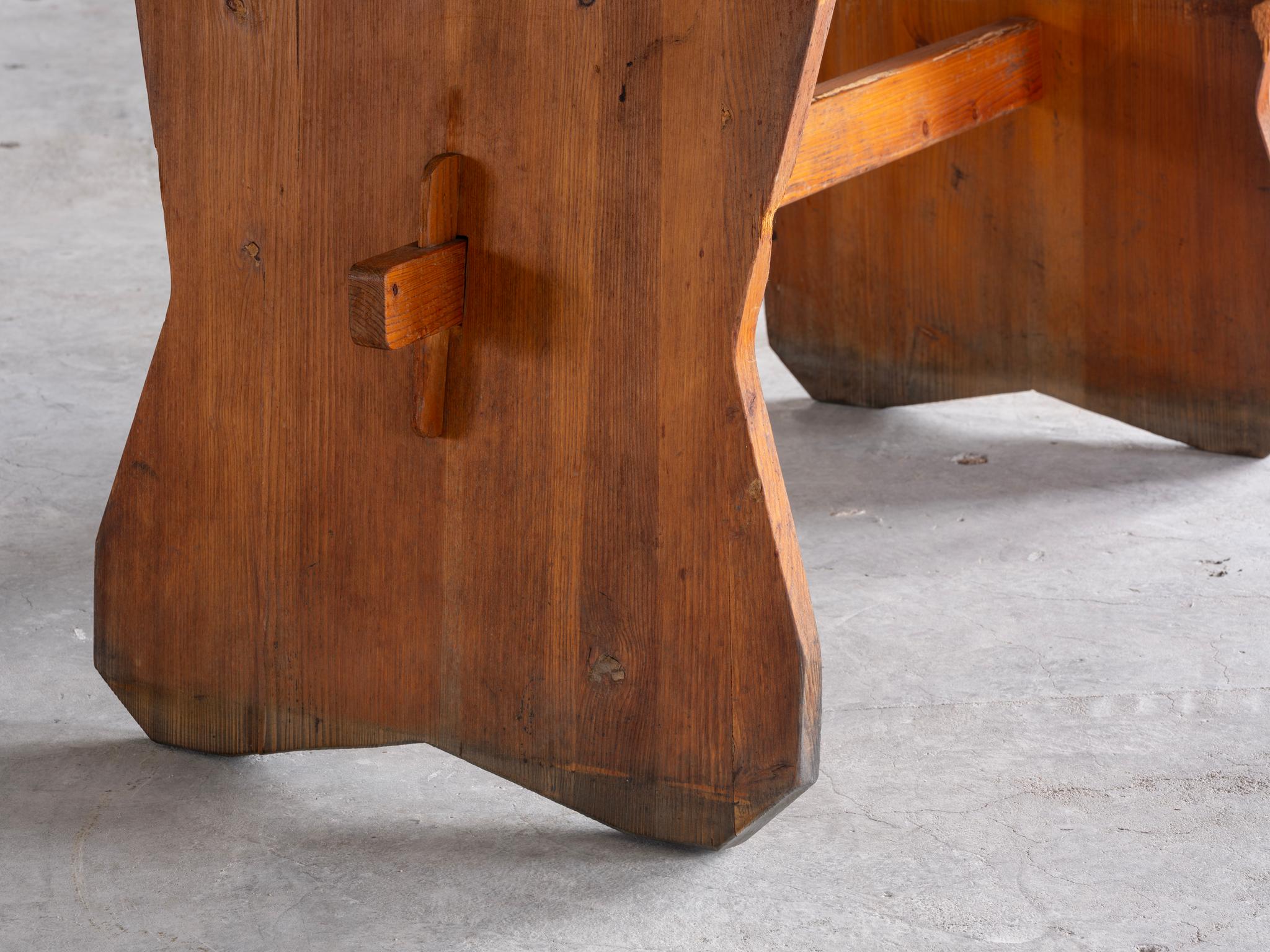 Ensemble de tables et de chaises en pin massif sculpté, chalet français des années 1950 en vente 1
