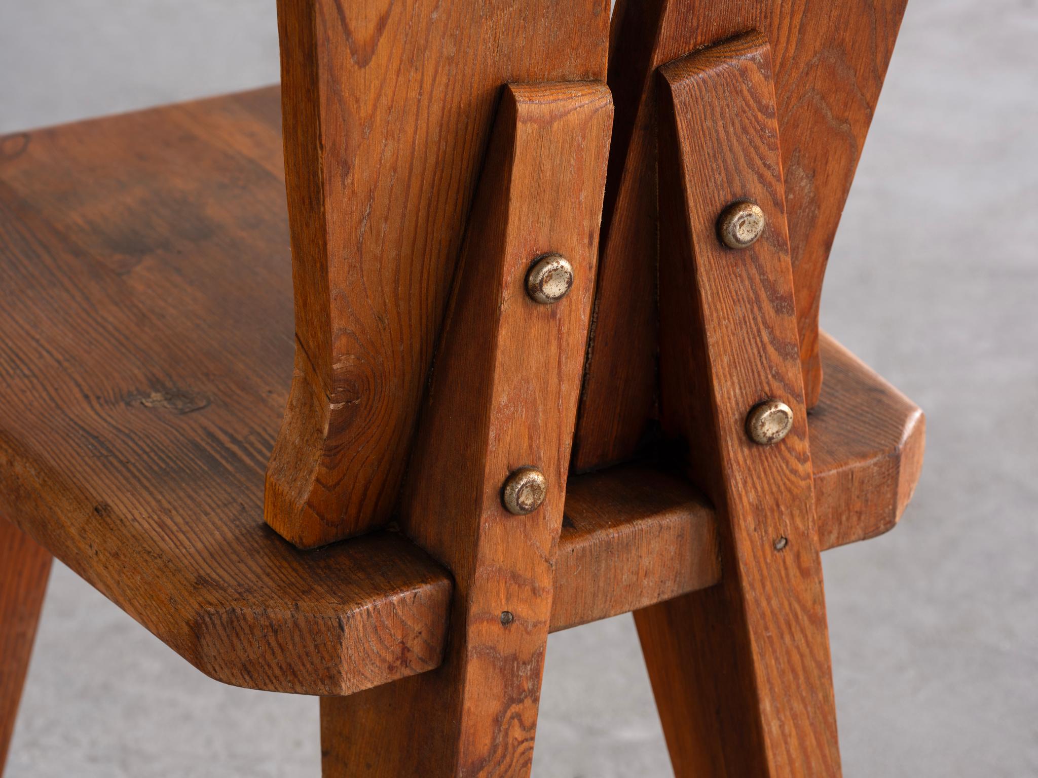 Mid-Century Modern 1950s Sculptural French Chalet Set of Eight Carved Chairs in Solid Pine en vente