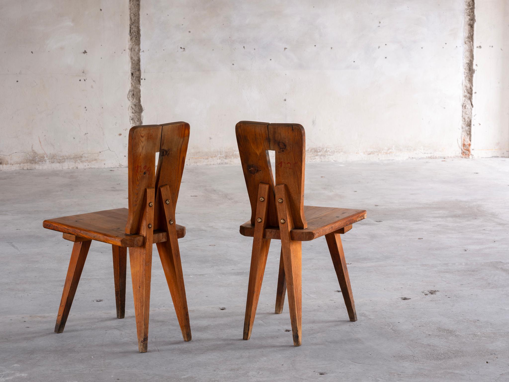 Français 1950s Sculptural French Chalet Set of Eight Carved Chairs in Solid Pine en vente