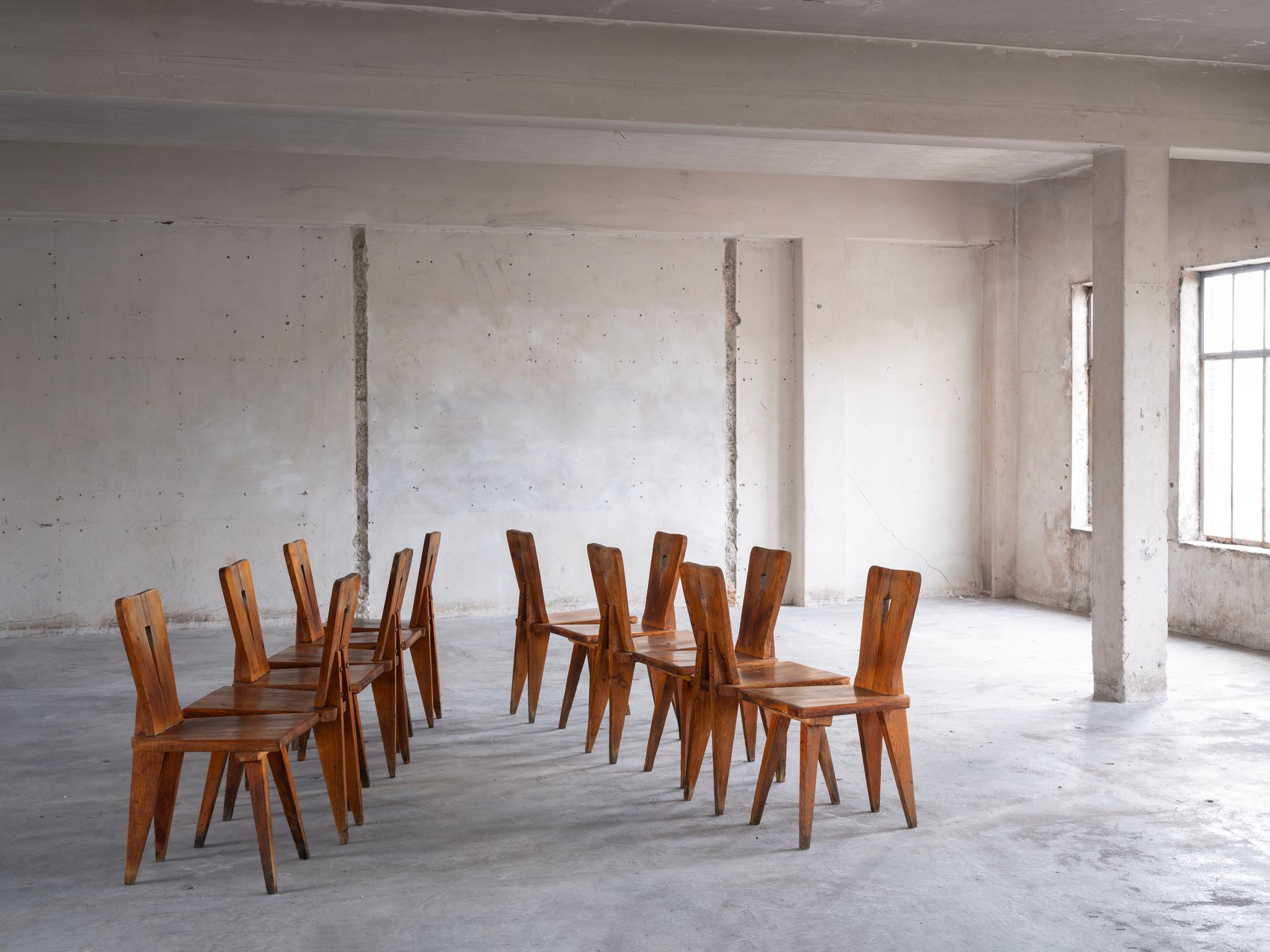 1950s Sculptural French Chalet Set of Eight Carved Chairs in Solid Pine Bon état - En vente à Waalwijk, NL