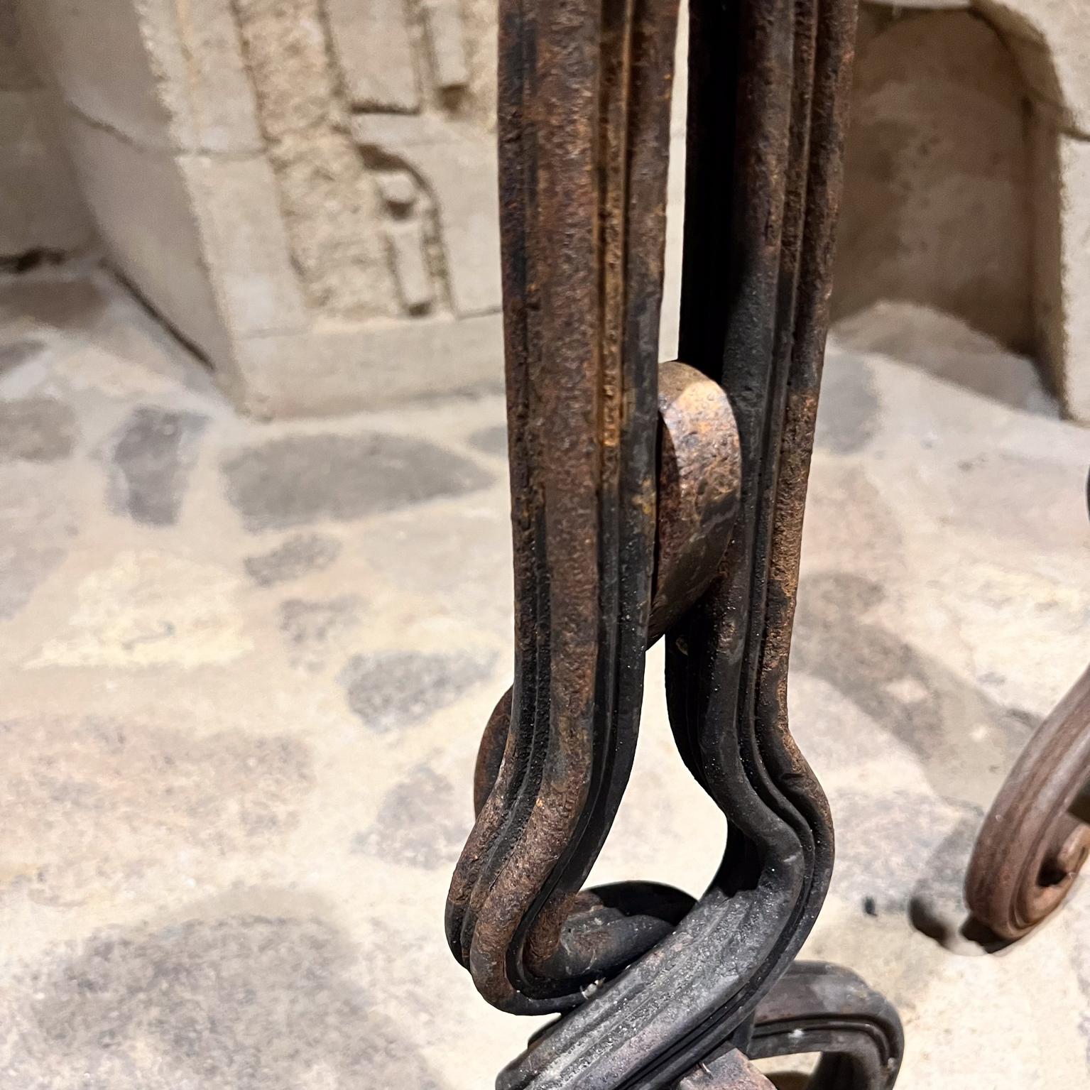 1950er Jahre skulpturale handgeschmiedete Eisen-Andirons im Angebot 5