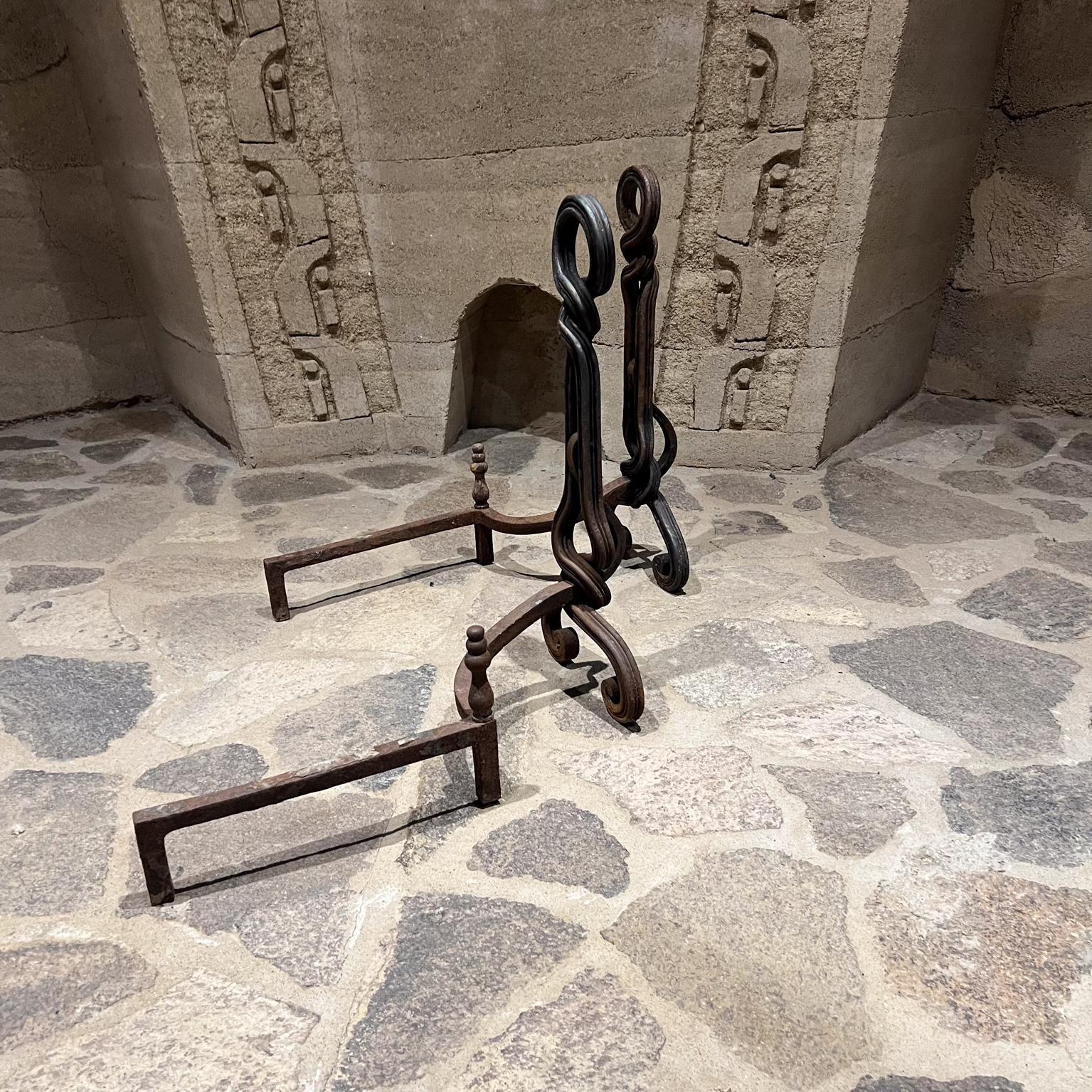 1950er Jahre skulpturale handgeschmiedete Eisen-Andirons im Zustand „Gut“ im Angebot in Chula Vista, CA