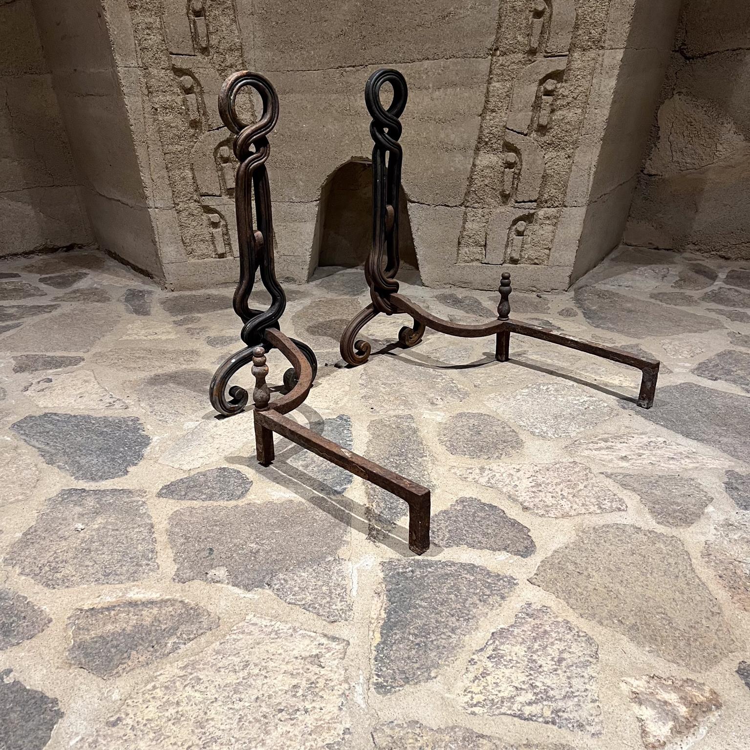1950er Jahre skulpturale handgeschmiedete Eisen-Andirons im Angebot 1