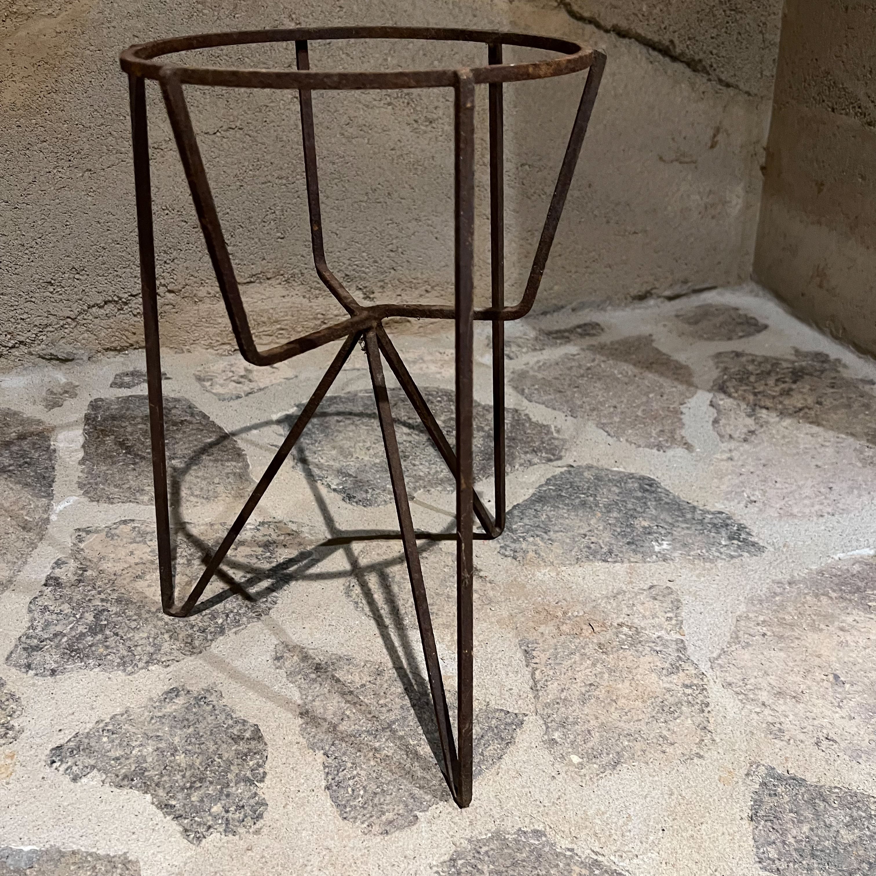 Mid-Century Modern rusty iron planter pedestal stand with tripod legs.
15.25 tall x 13 in diameter fits 7 in diameter planter
Condition is rusted not new. Vintage unrestored condition with patina.
See images provided please.