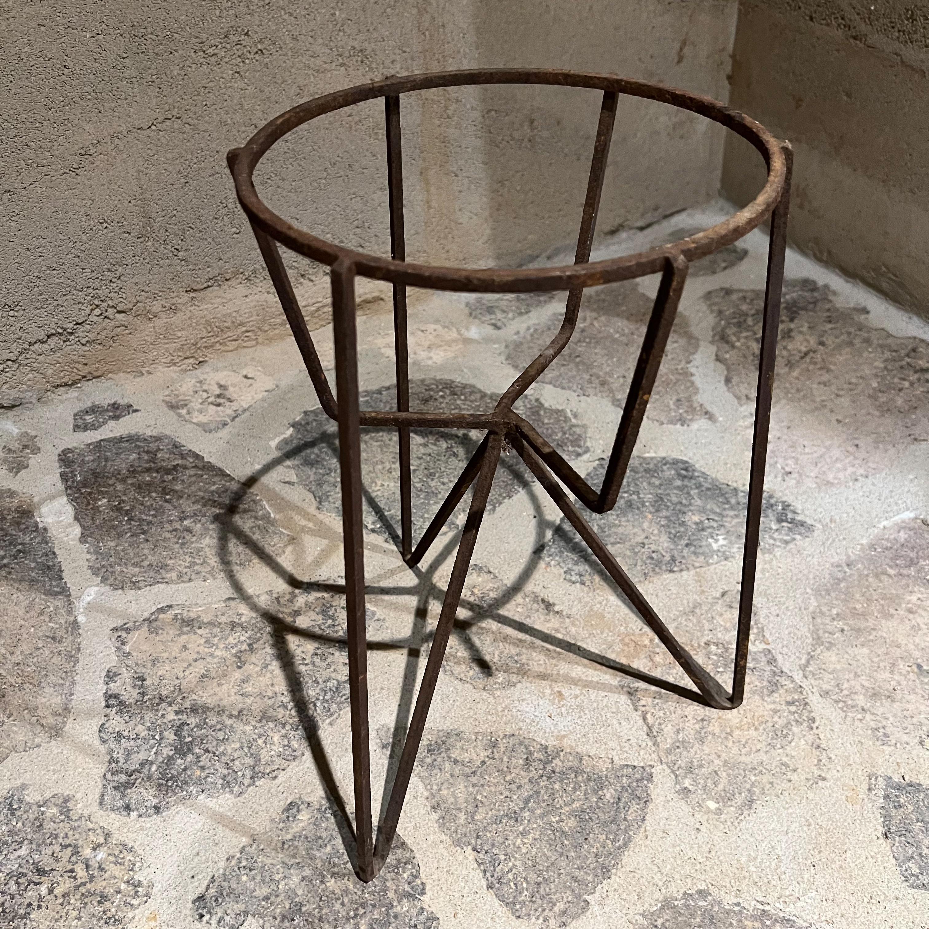 1950s Sculptural Iron Round Metal Tripod Planter Pedestal Vintage Modern Stand In Distressed Condition For Sale In Chula Vista, CA