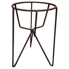 Piédestal de jardinière tripode sculptural en métal rond en fer des années 1950, support moderne et vintage