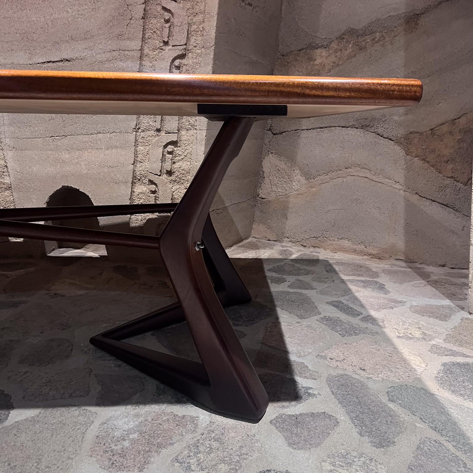 Mexicain Table de salle à manger sculpturale des années 1950 Acajou et Sapele restauré en vente