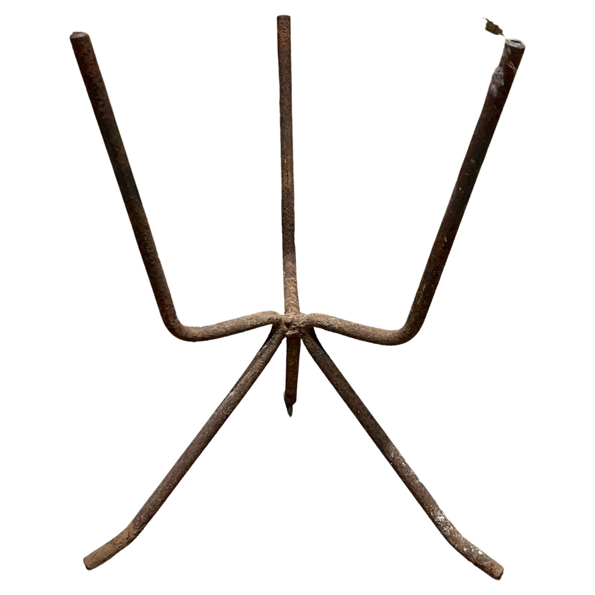 1950er Jahre skulpturale Midcentury Vintage Rusty Tripod Pflanzer Pedestal Stand