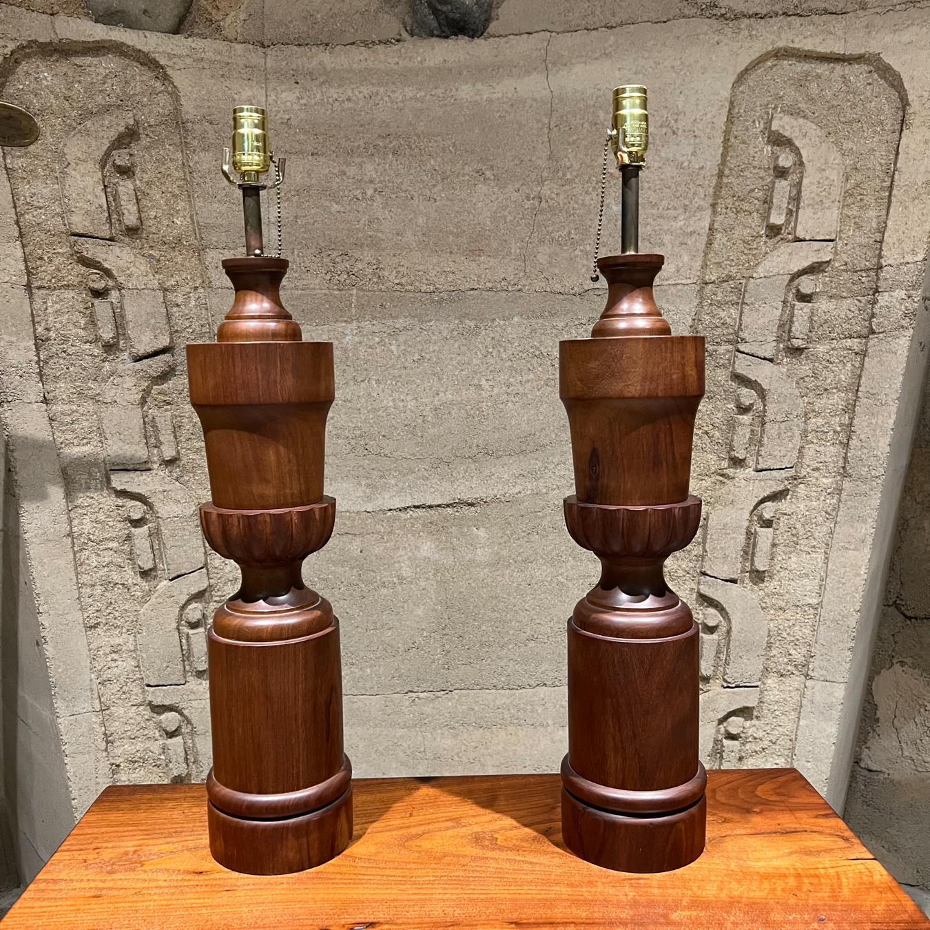 Acajou Sculpturales lampes de table modernes des années 1950 en bois d'acajou africain massif en vente