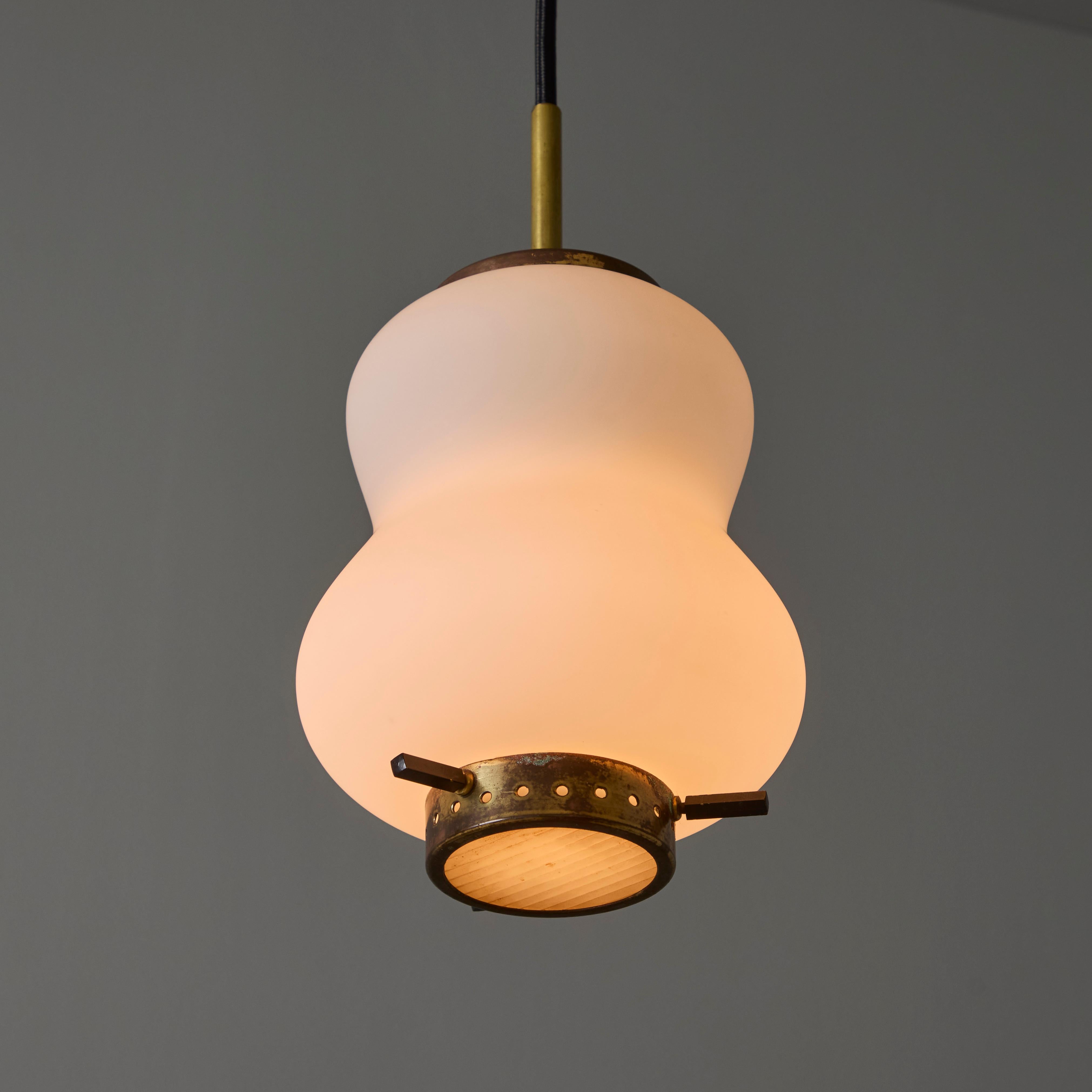 Ciondolo scultoreo in vetro opalino e ottone degli anni '50 attribuito a Stilnovo.

Realizzato in vetro opalino opaco con accenti in ottone traforato e patinato. Elegante e raffinato, questo ciondolo è caratteristico del design italiano degli anni