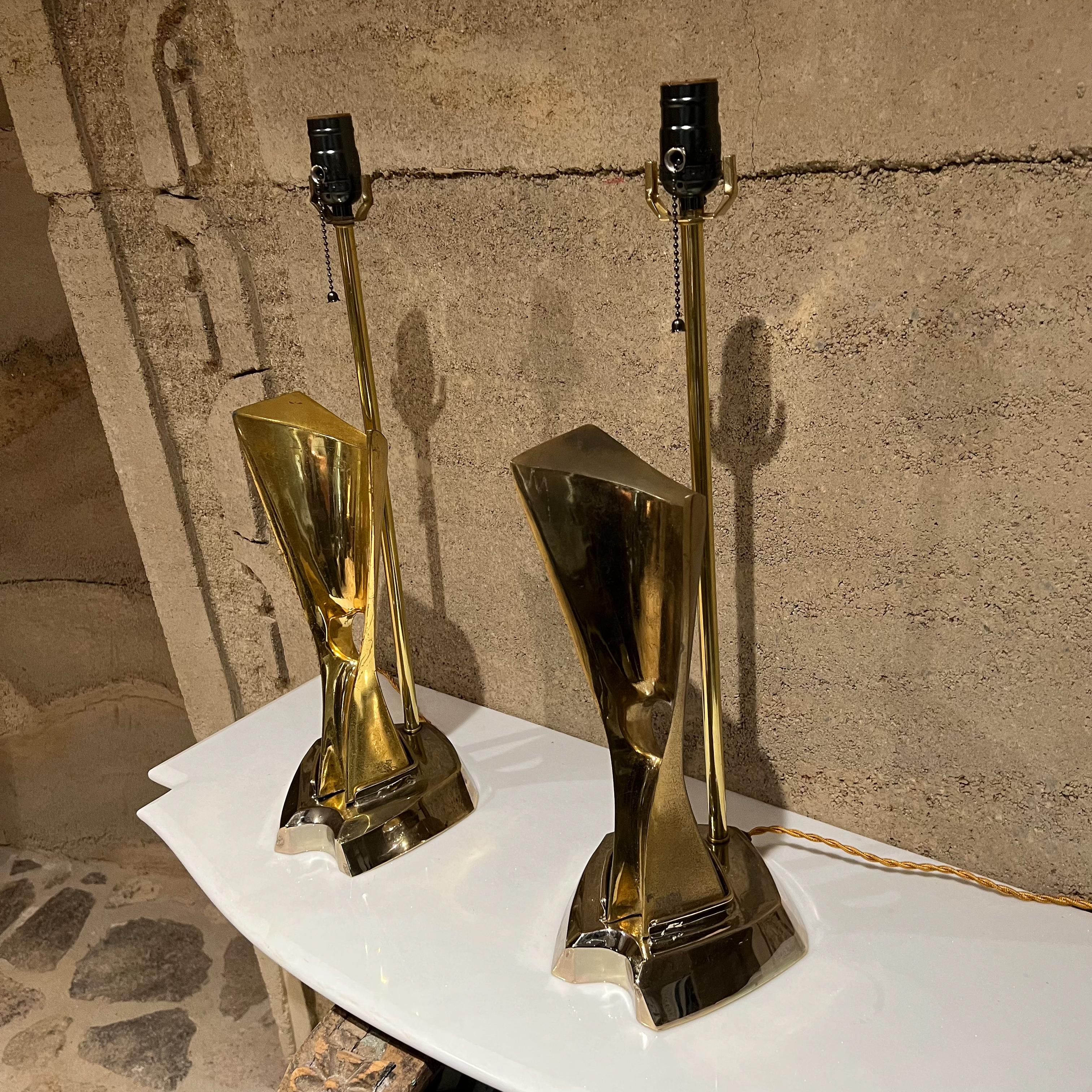 Paire de lampes de bureau sculpturales des années 1980 - Sculpture d'art brutaliste en laiton patiné en vente 9